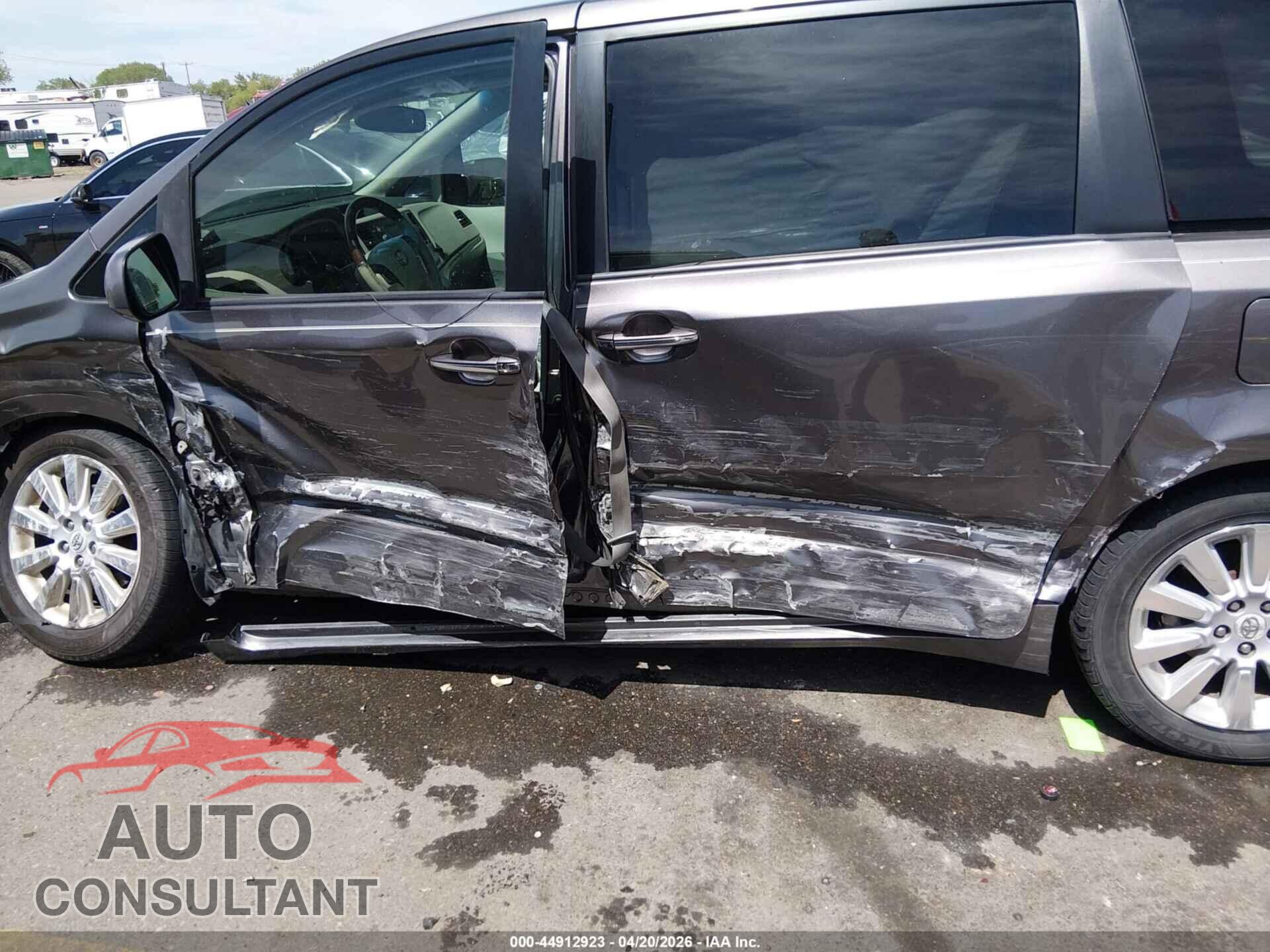 TOYOTA SIENNA 2011 - 5TDYK3DC8BS060949