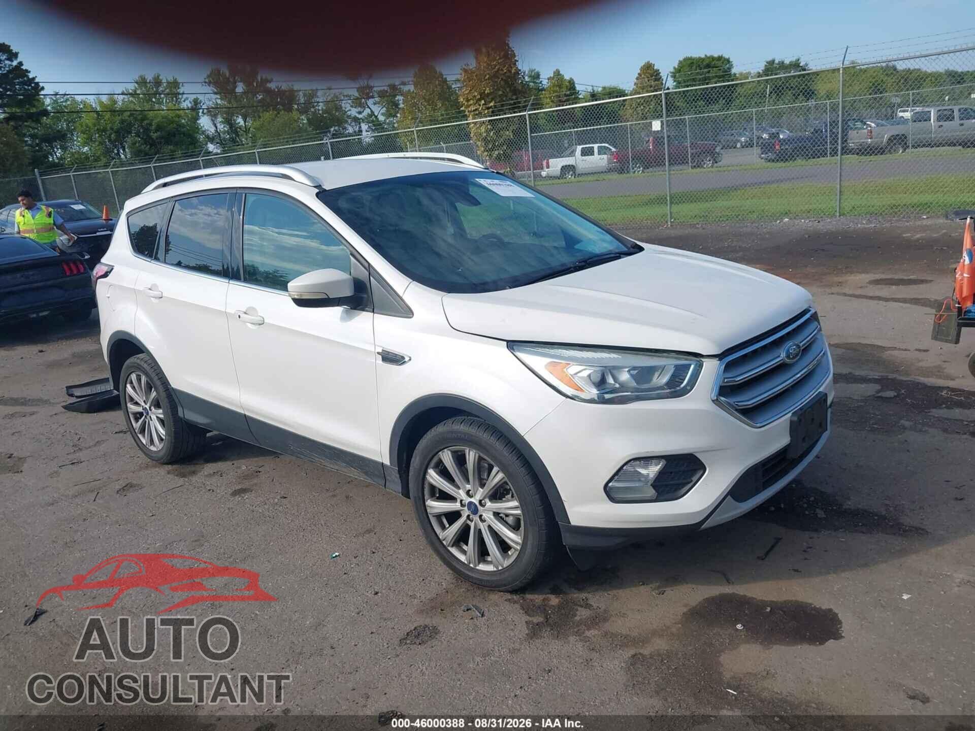 FORD ESCAPE 2017 - 1FMCU9J98HUD82121