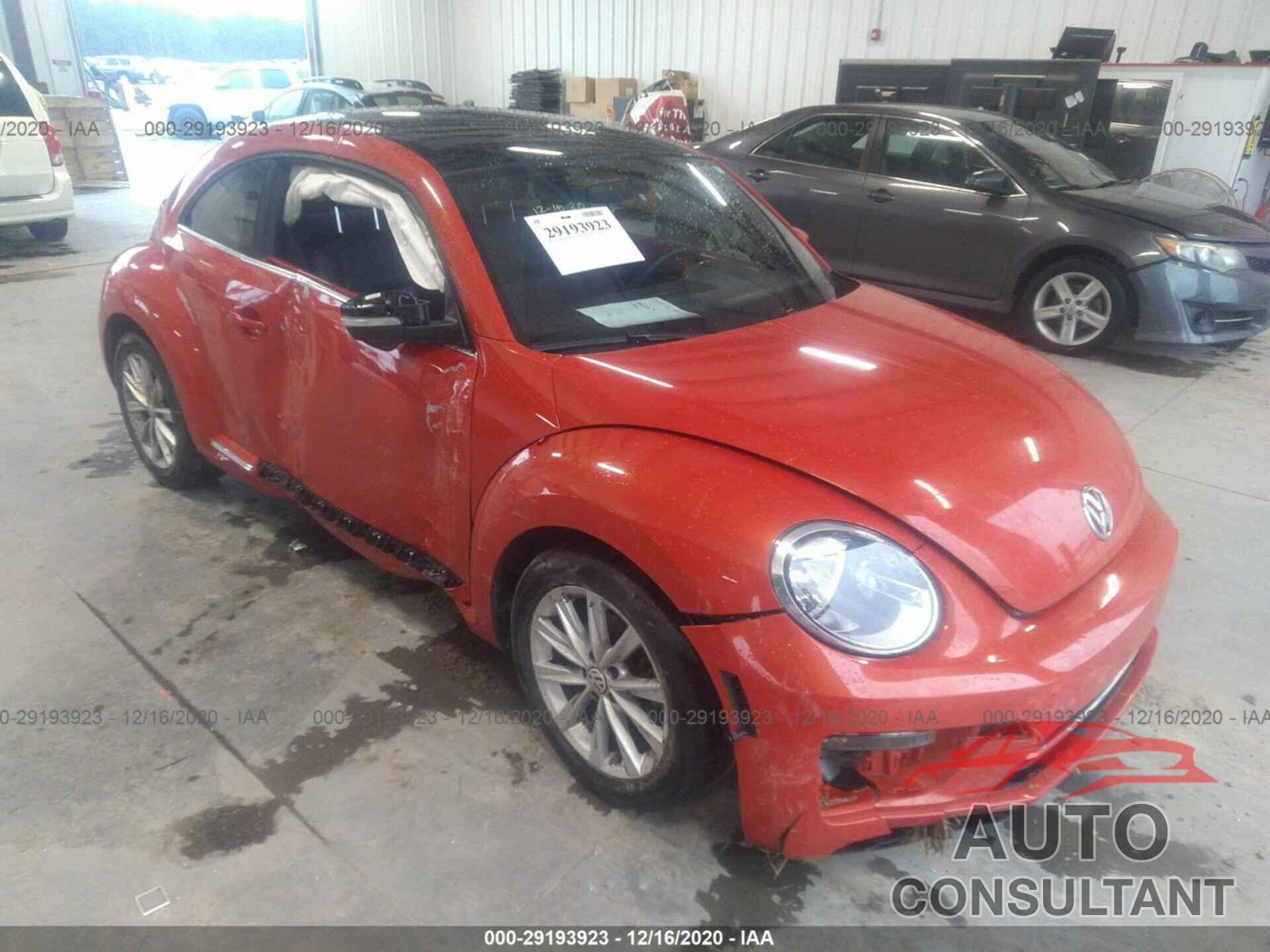 VOLKSWAGEN BEETLE 2018 - 3VWJD7AT4JM701789