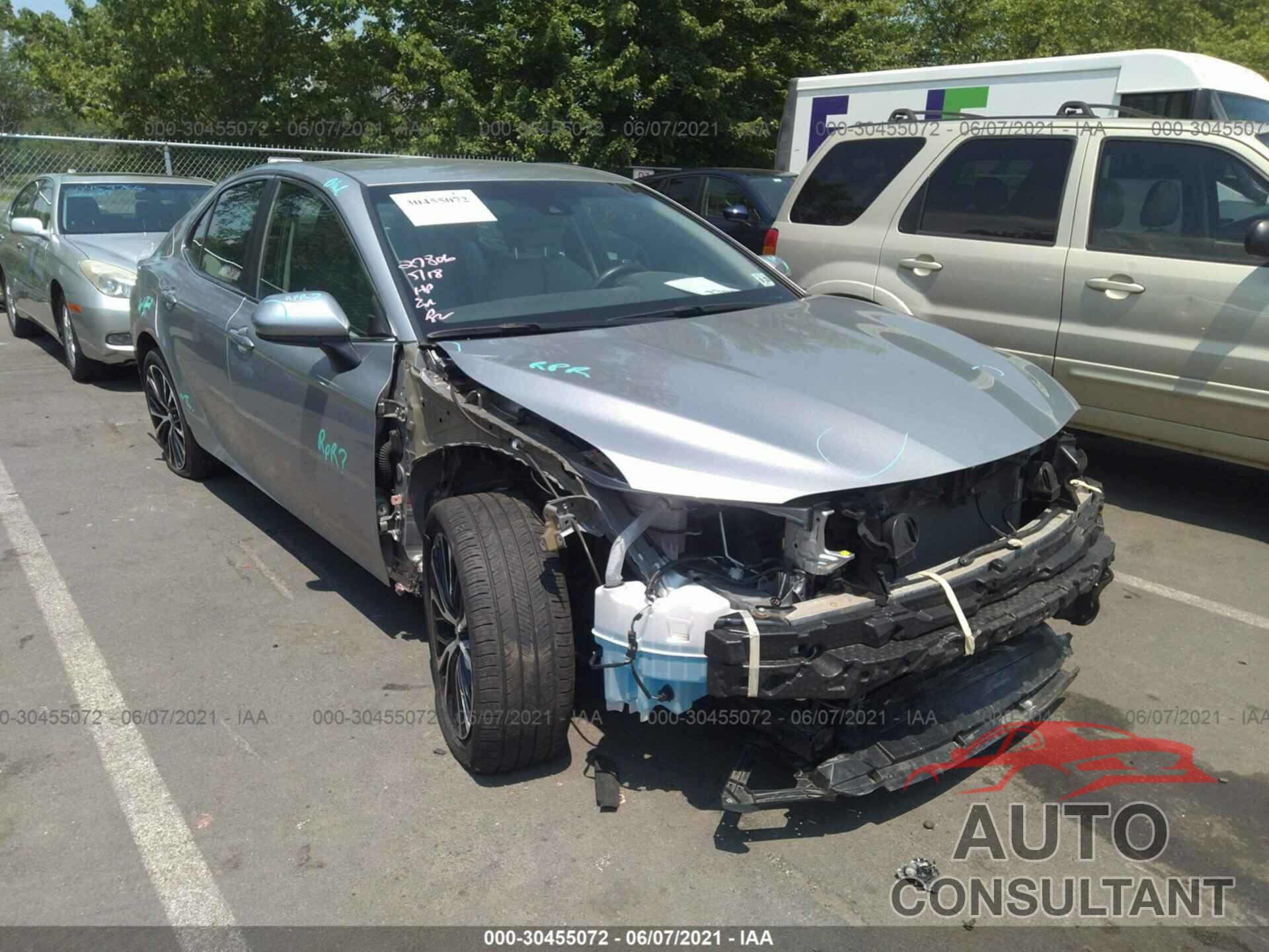 TOYOTA CAMRY 2018 - 4T1B11HK2JU031984