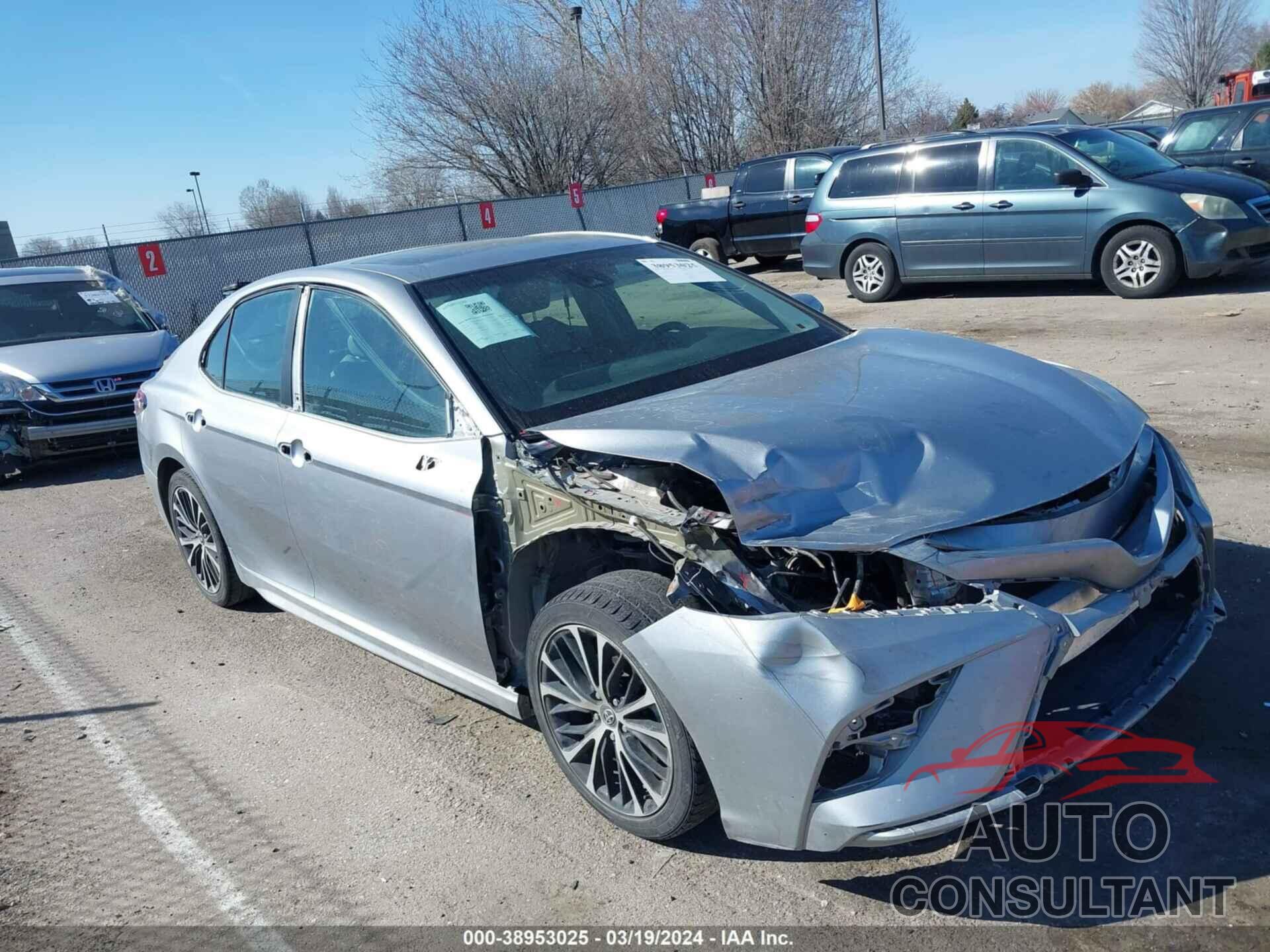 TOYOTA CAMRY 2018 - 4T1B11HK2JU155382