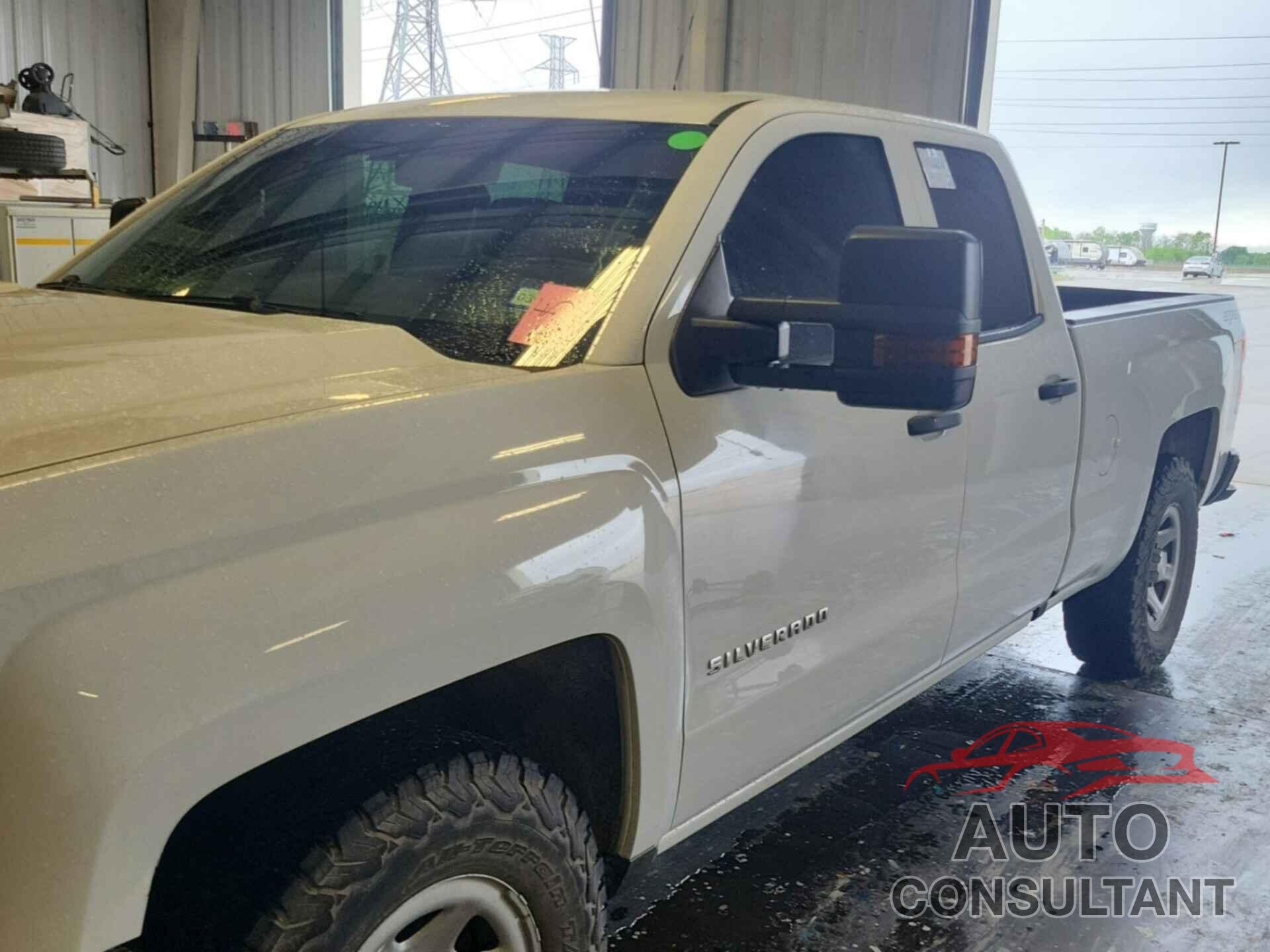 CHEVROLET SILVERADO 1500 2018 - 1GCVKNEC2JZ140287