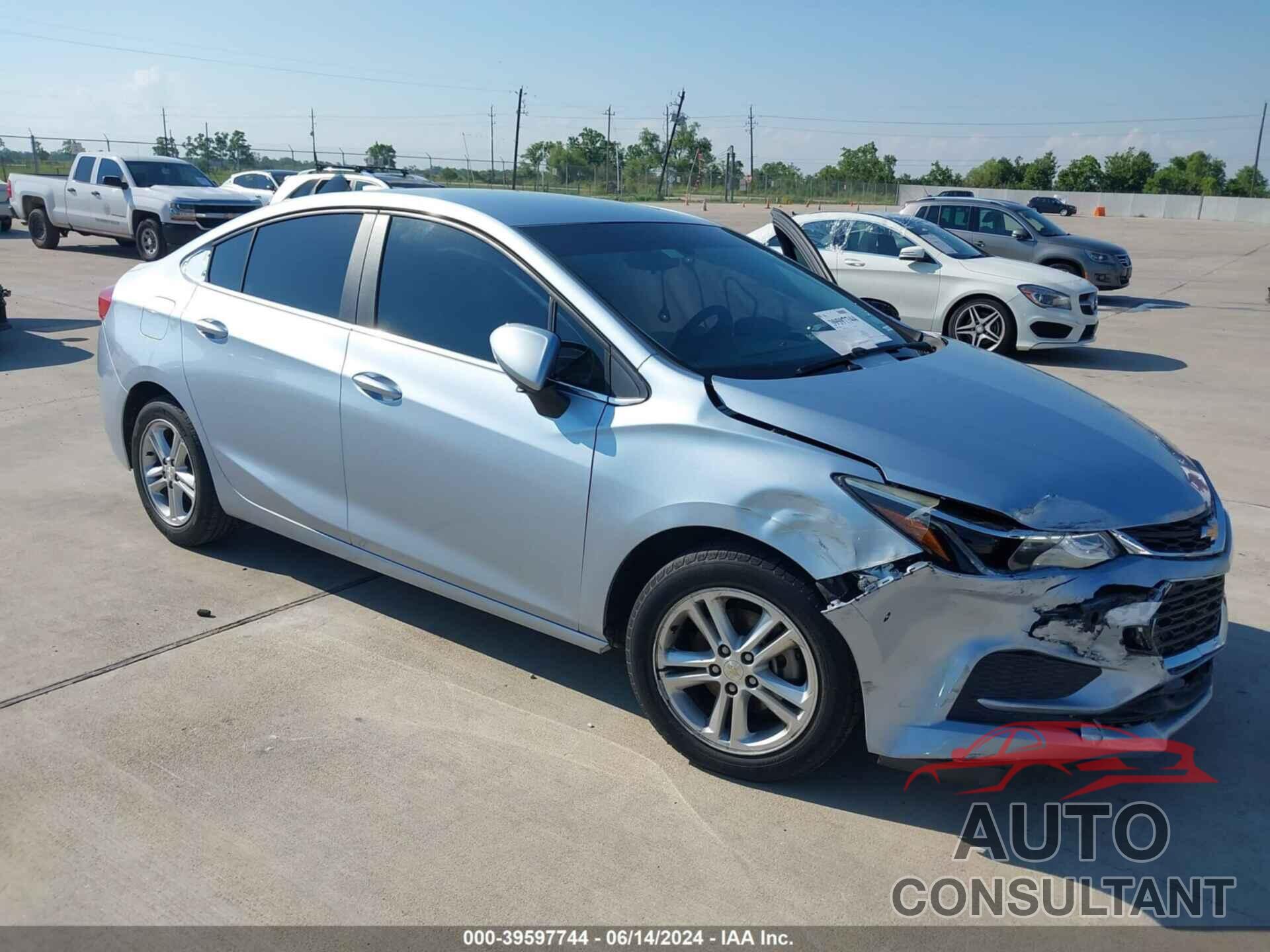 CHEVROLET CRUZE 2018 - 1G1BE5SM5J7113189