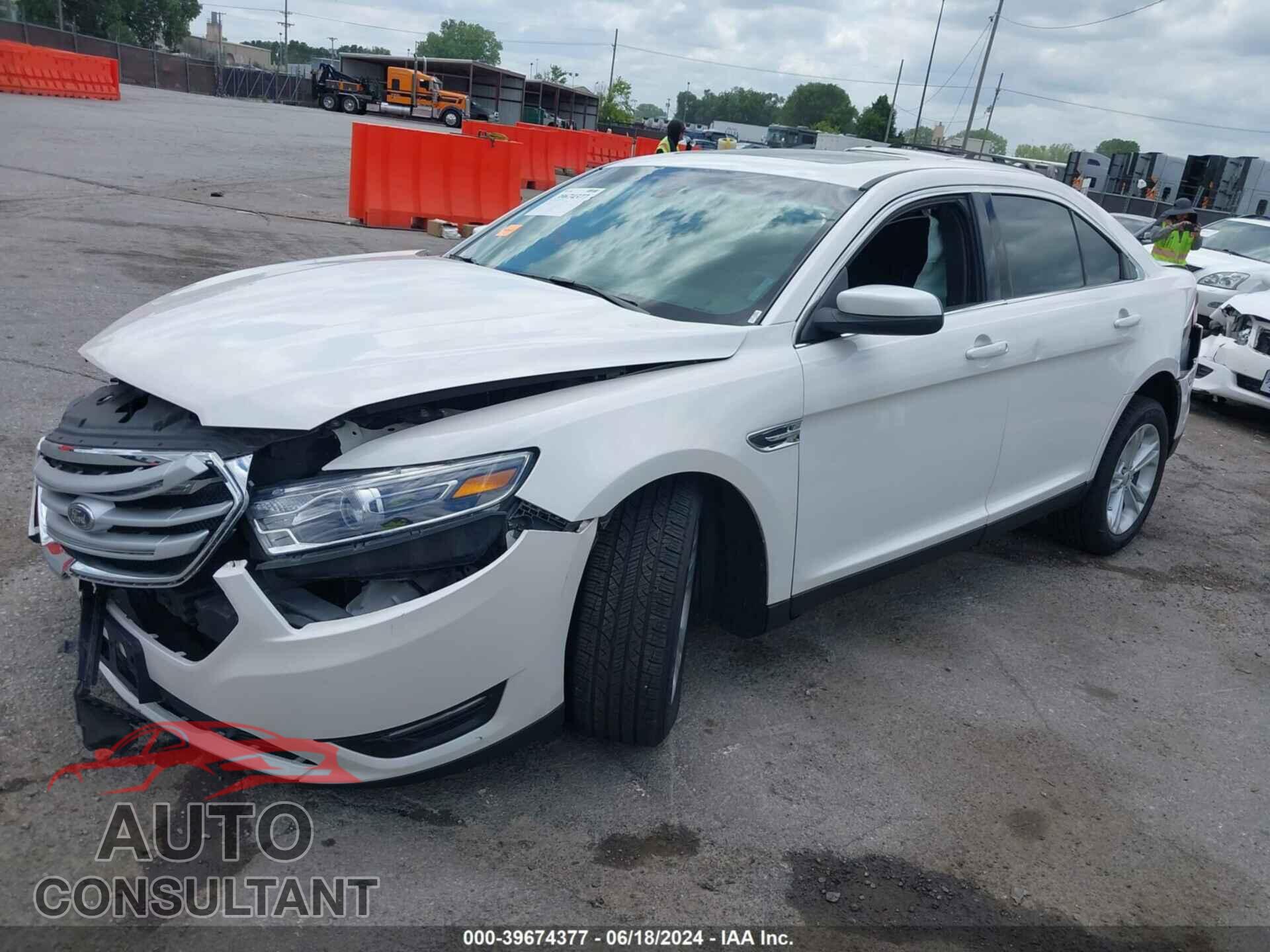 FORD TAURUS 2018 - 1FAHP2E84JG134808