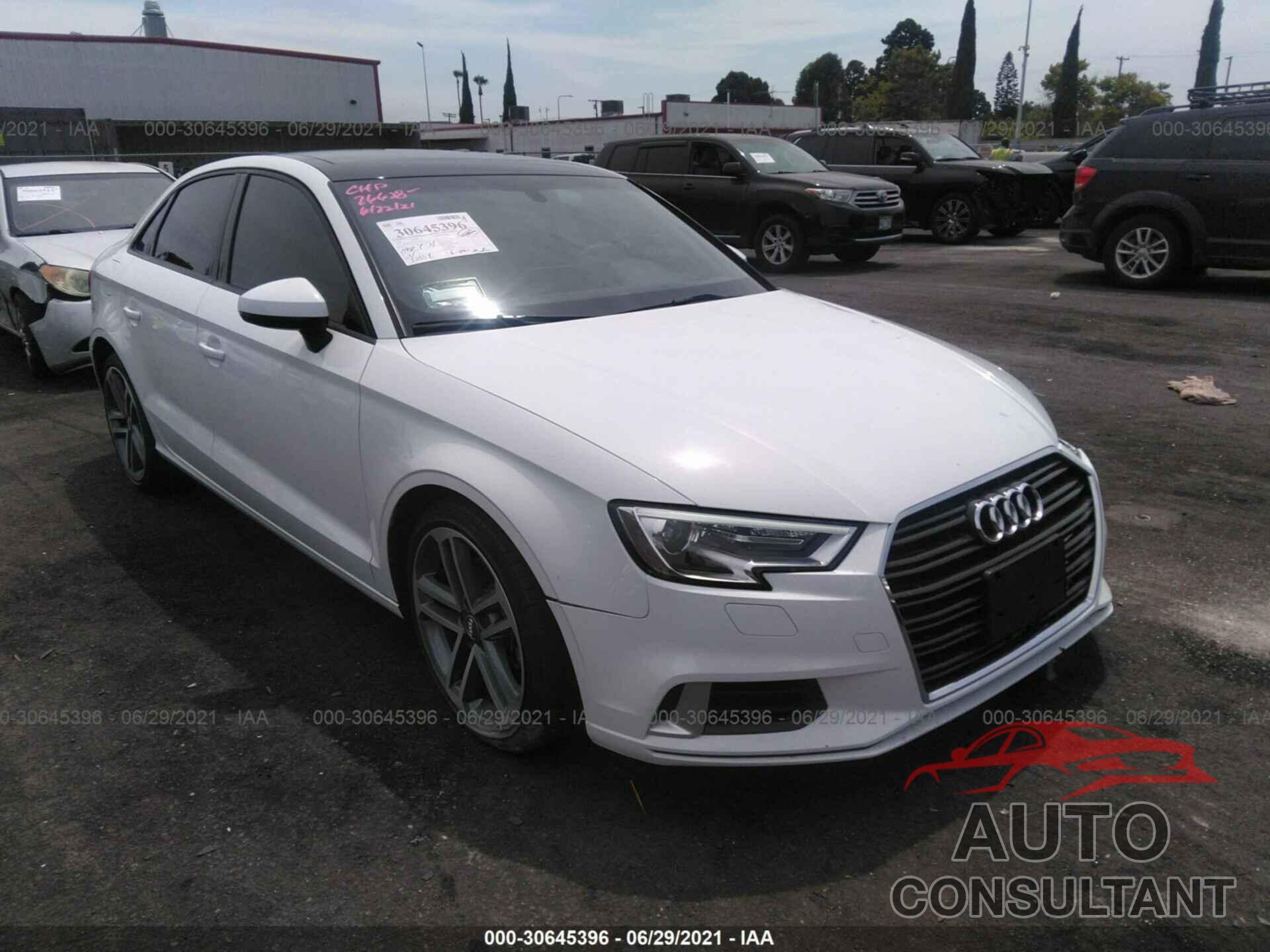 AUDI A3 SEDAN 2018 - WAUAUGFF3J1072316