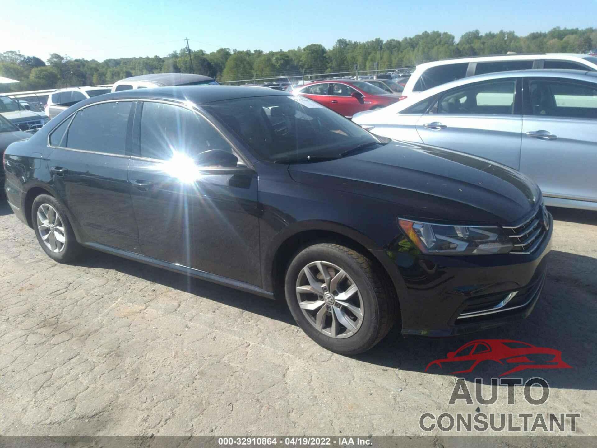 VOLKSWAGEN PASSAT 2018 - 1VWAA7A33JC008125