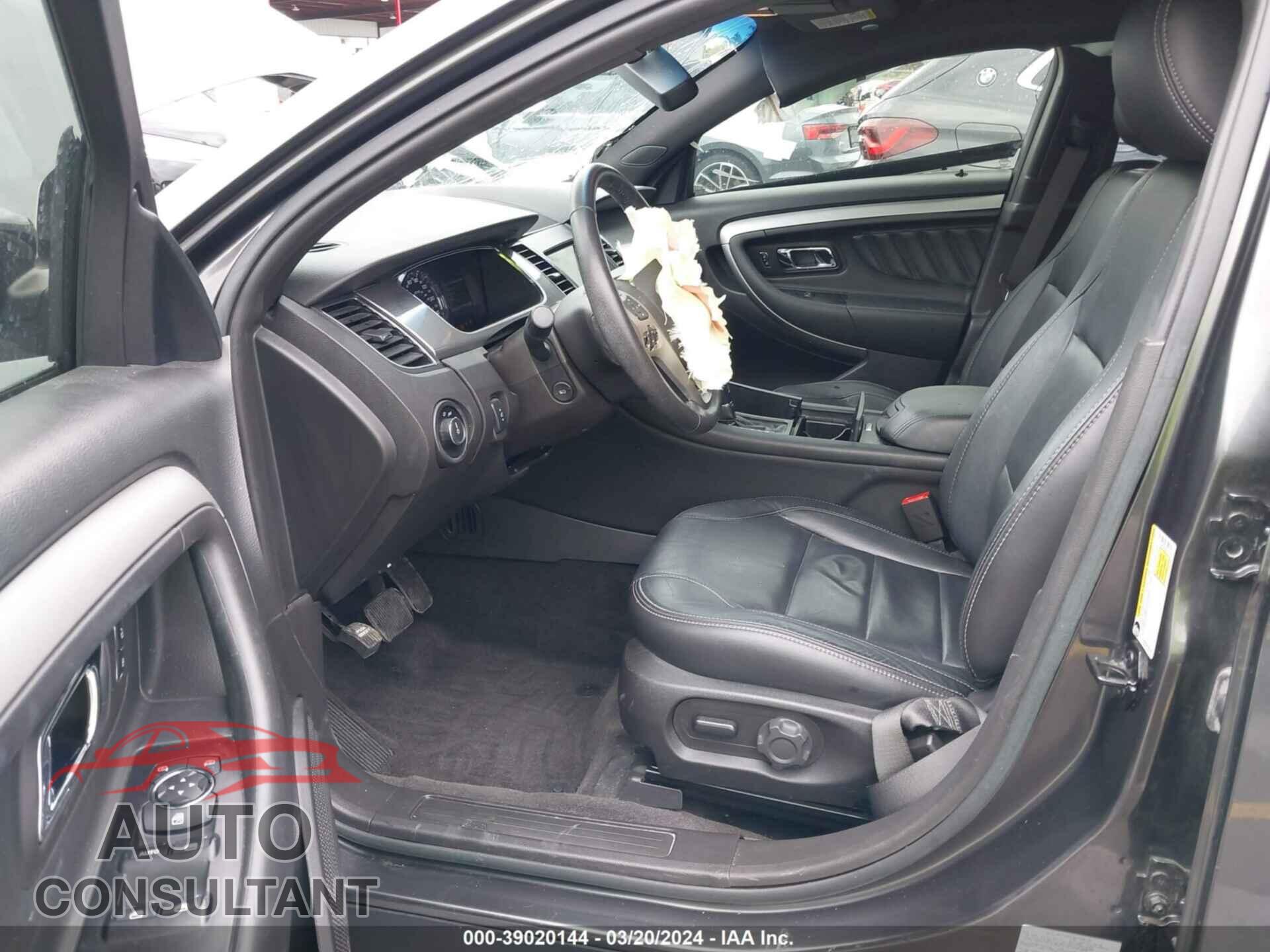 FORD TAURUS 2017 - 1FAHP2E82HG135109