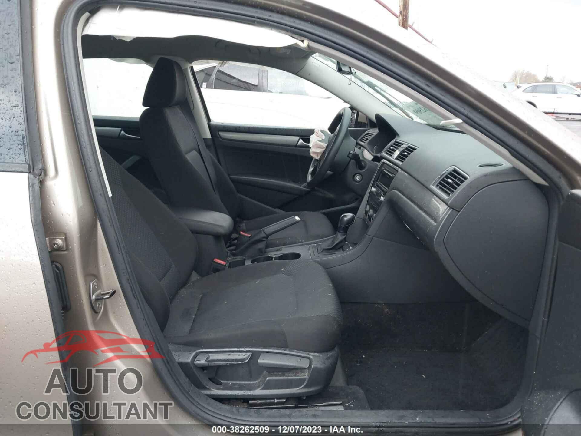 VOLKSWAGEN PASSAT 2015 - 1VWAT7A36FC009111