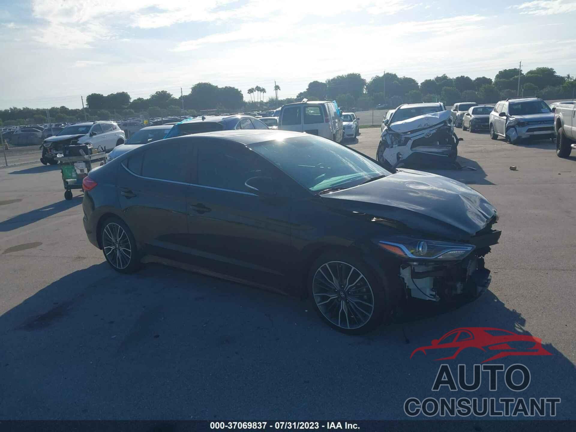 HYUNDAI ELANTRA 2018 - KMHD04LB7JU494871