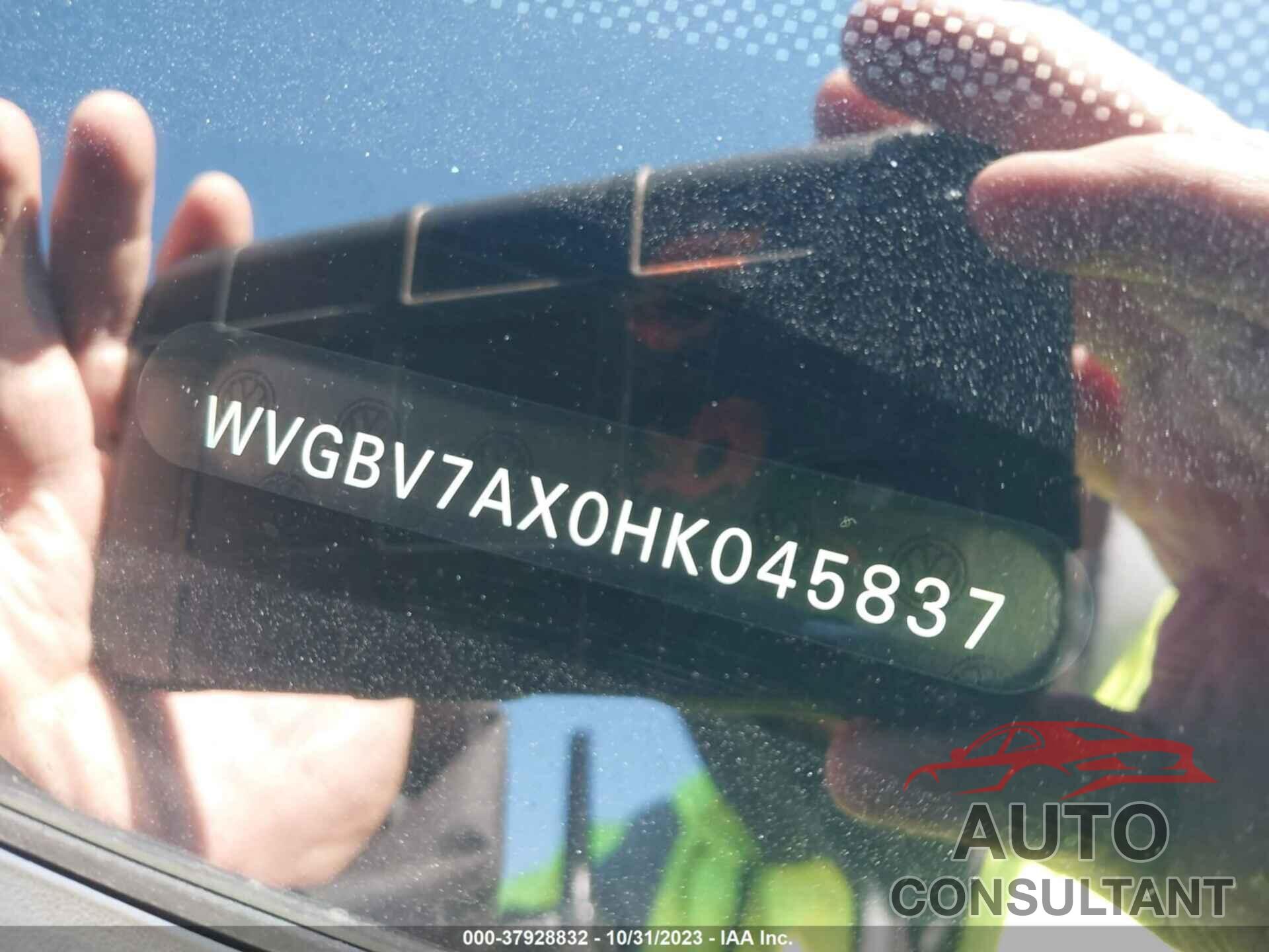 VOLKSWAGEN TIGUAN 2017 - WVGBV7AX0HK045837