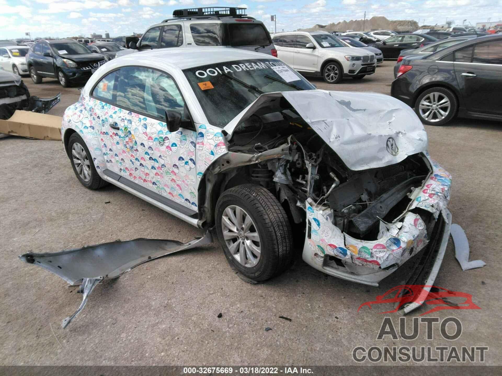 VOLKSWAGEN BEETLE 2018 - 3VWFD7AT5JM701757