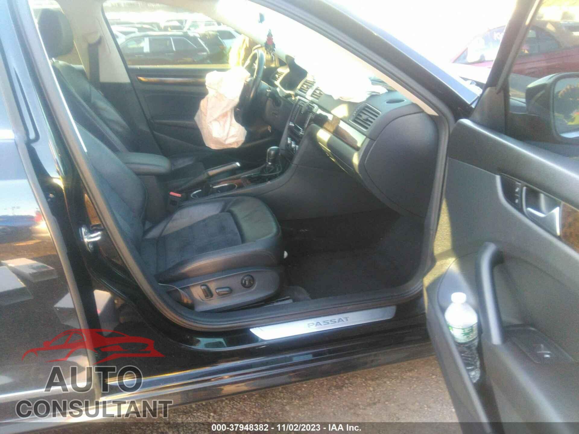 VOLKSWAGEN PASSAT 2015 - 1VWCV7A38FC065005