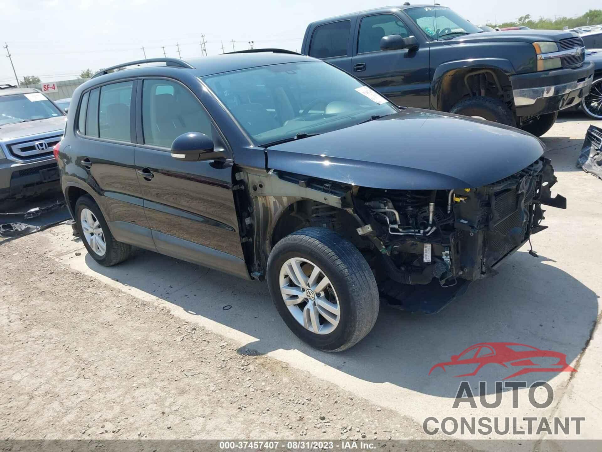 VOLKSWAGEN TIGUAN 2017 - WVGAV7AX5HK001103