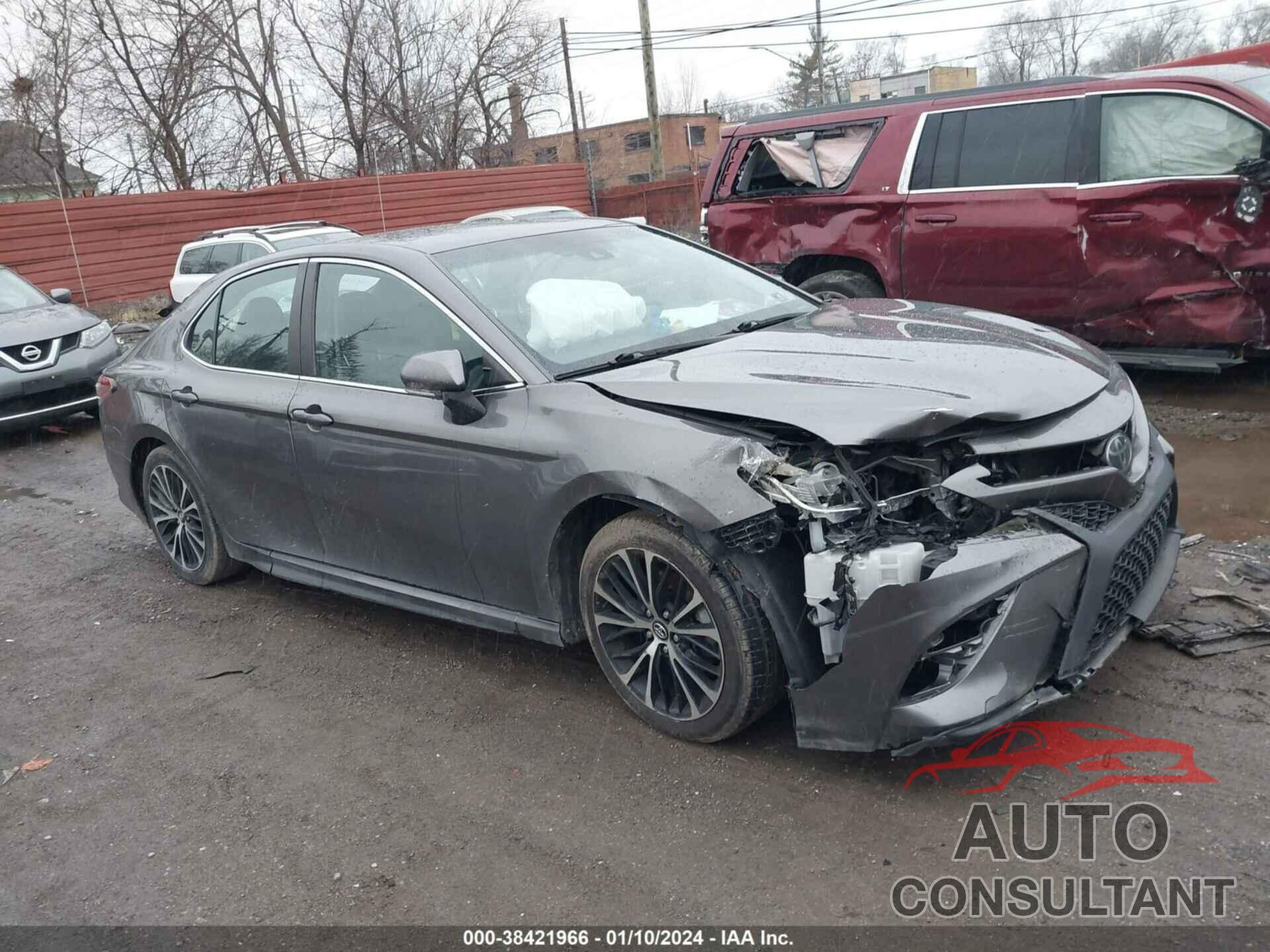 TOYOTA CAMRY 2018 - 4T1B11HK7JU660849