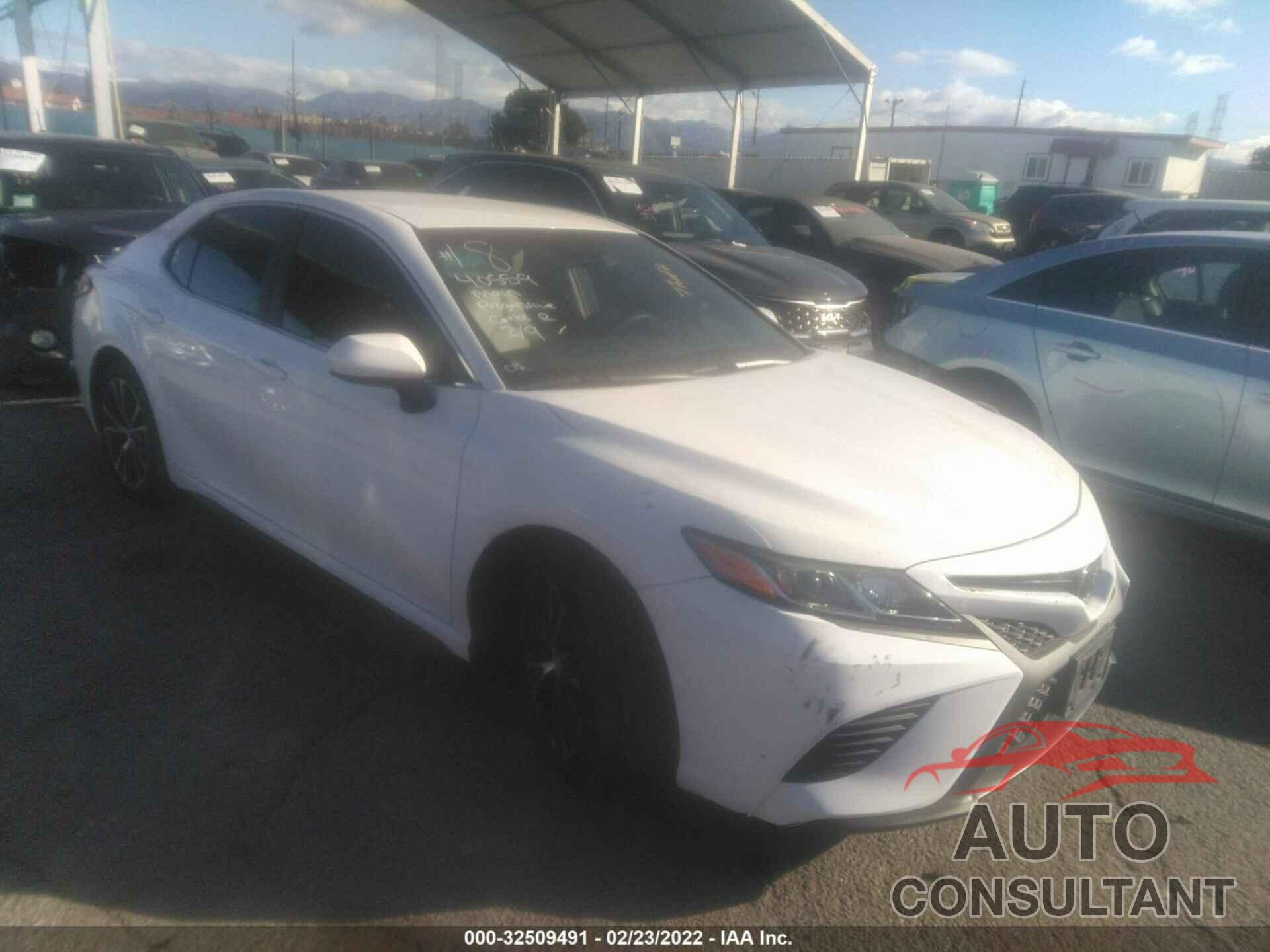 TOYOTA CAMRY 2018 - 4T1B11HK1JU015145