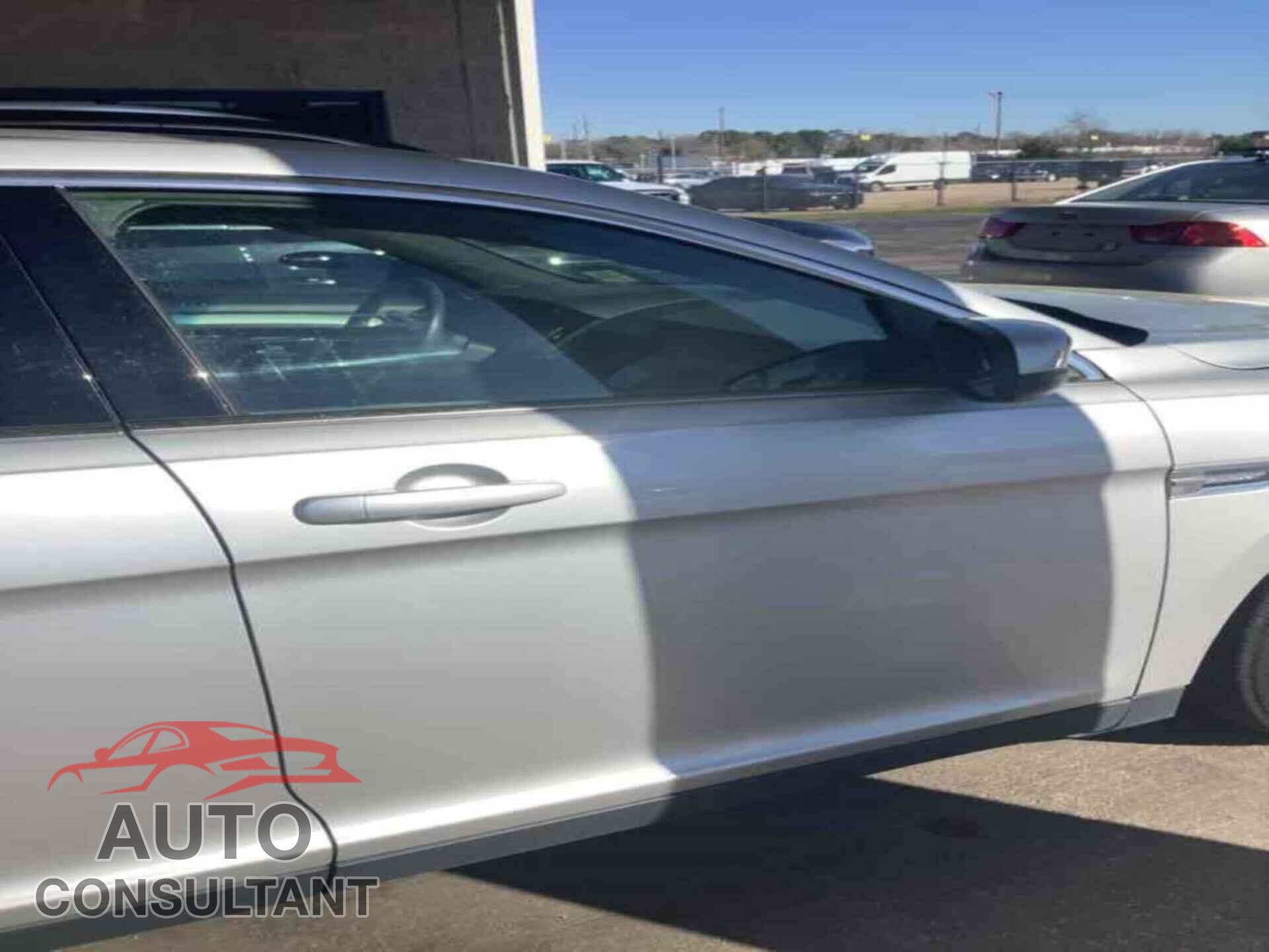 FORD TAURUS 2018 - 1FAHP2E85JG118701