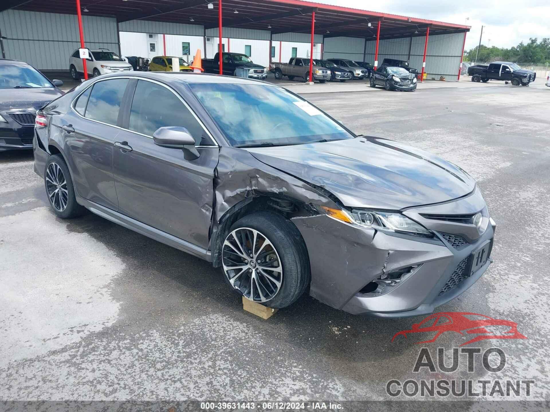 TOYOTA CAMRY 2018 - 4T1B11HK1JU051496