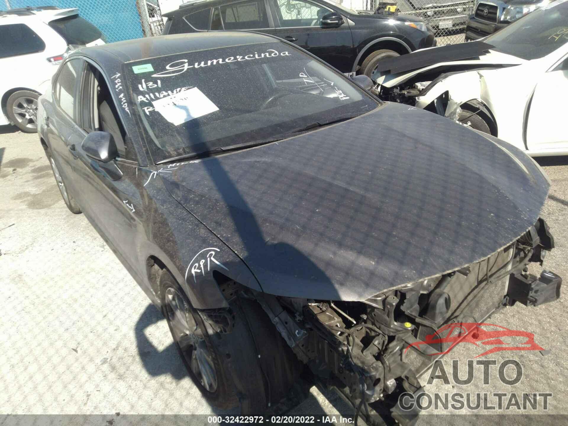 TOYOTA CAMRY 2018 - 4T1B11HK0JU095084