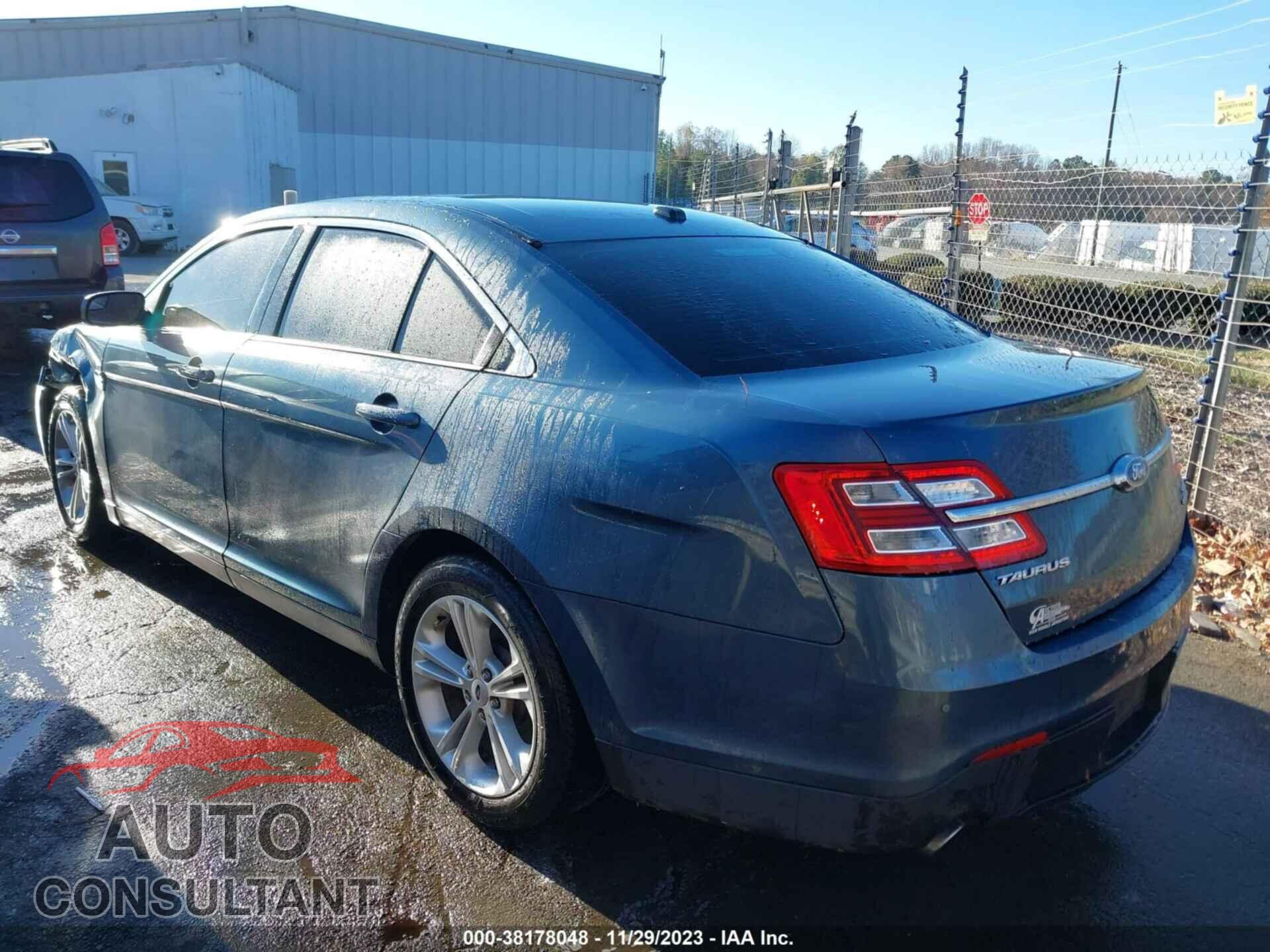 FORD TAURUS 2018 - 1FAHP2E82JG132216