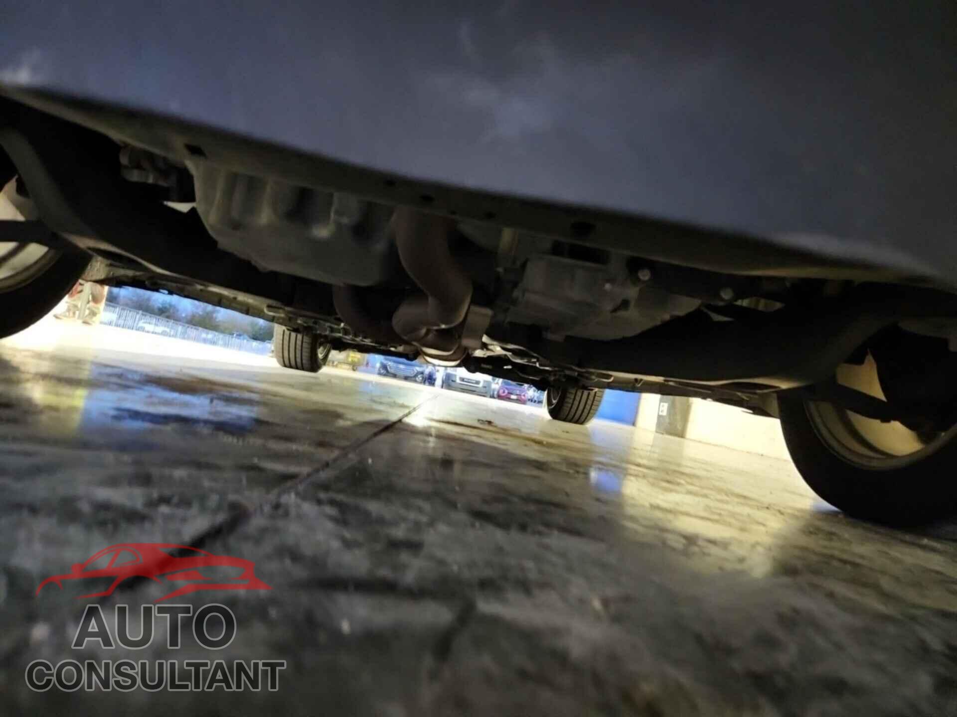 FORD TAURUS 2018 - 1FAHP2E85JG126104