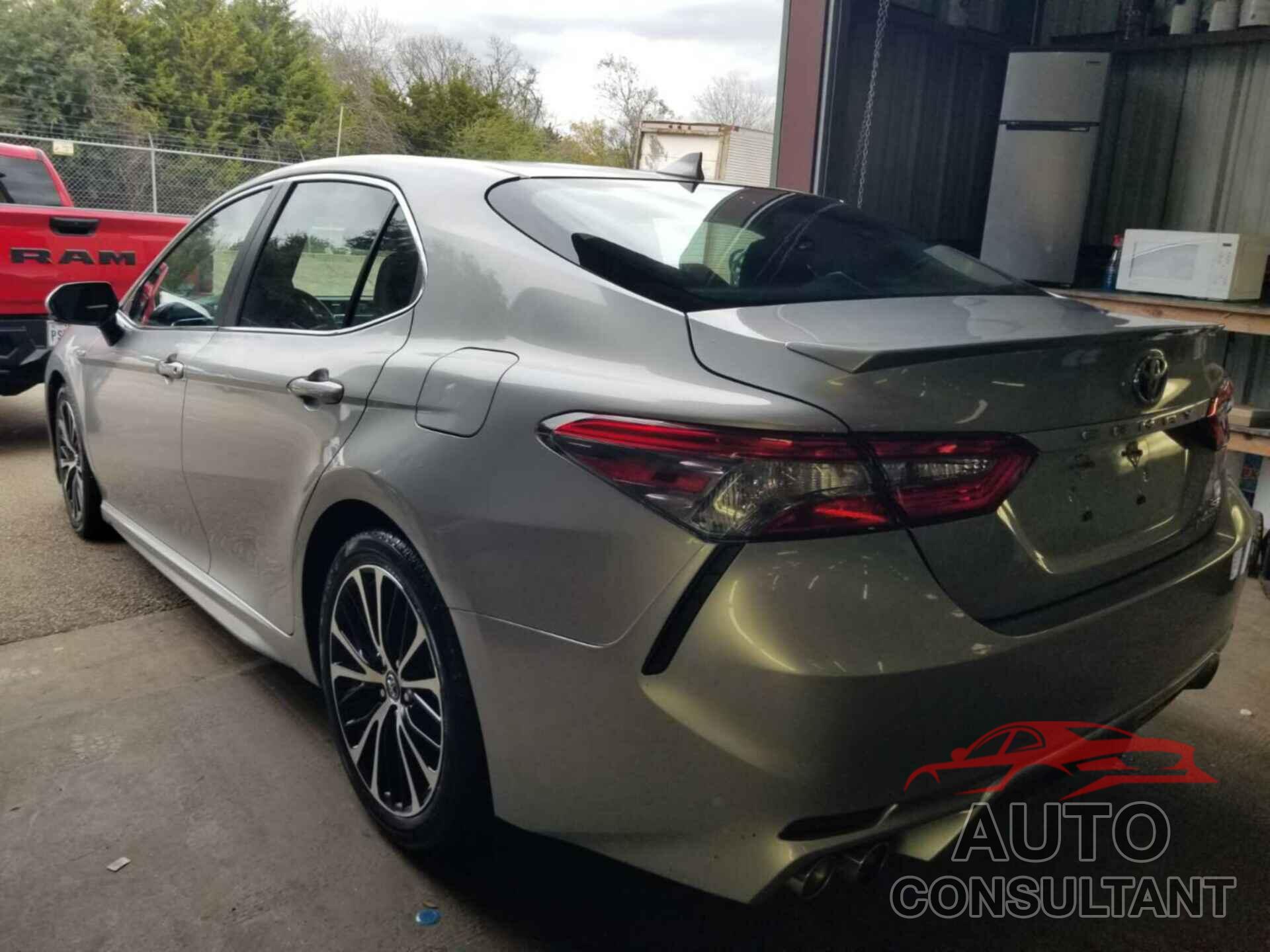 TOYOTA CAMRY HYBRID 2018 - 4T1B21HK0JU501250