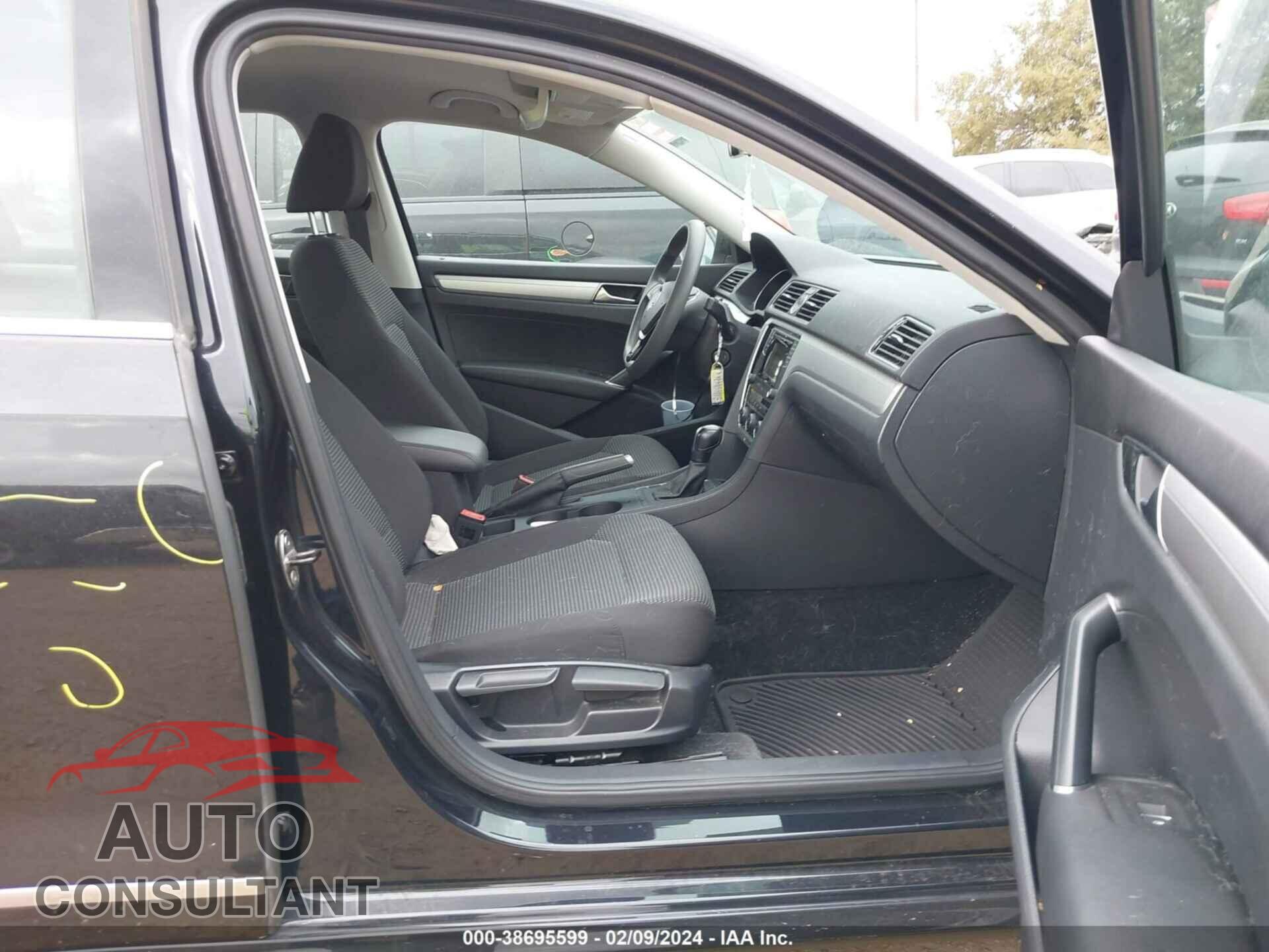VOLKSWAGEN PASSAT 2017 - 1VWAT7A31HC013294