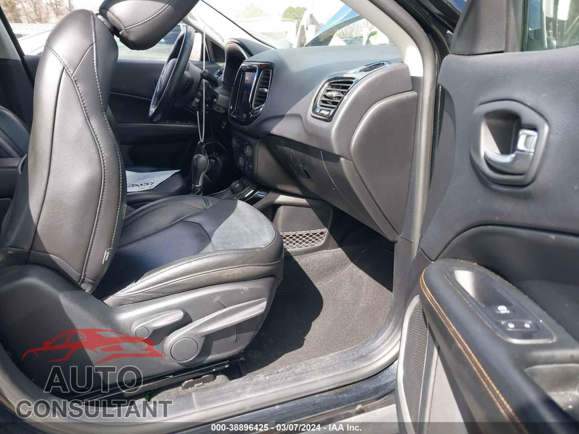 JEEP COMPASS 2018 - 3C4NJDCB1JT341211