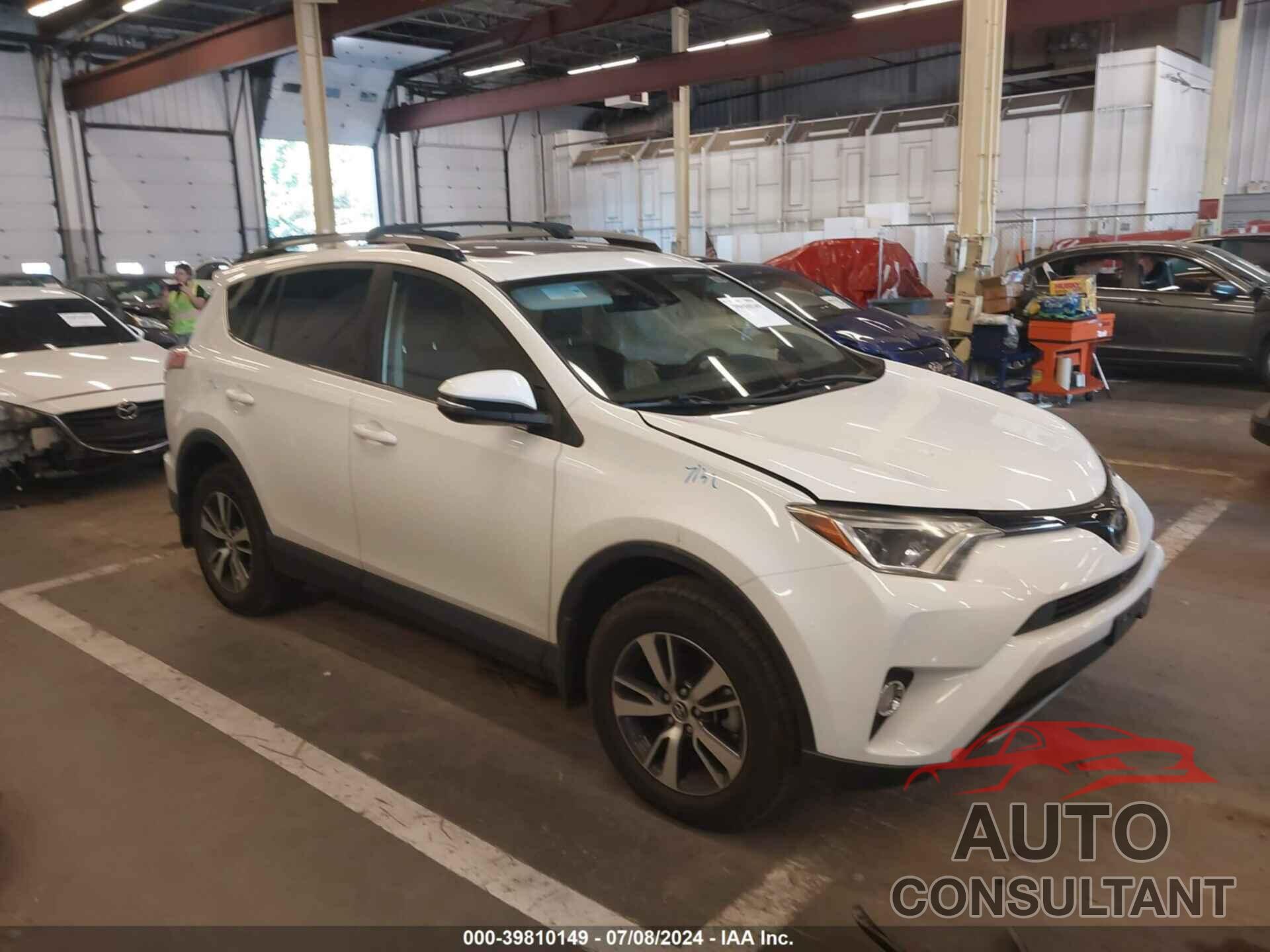 TOYOTA RAV4 2017 - JTMRFREV0HD208723