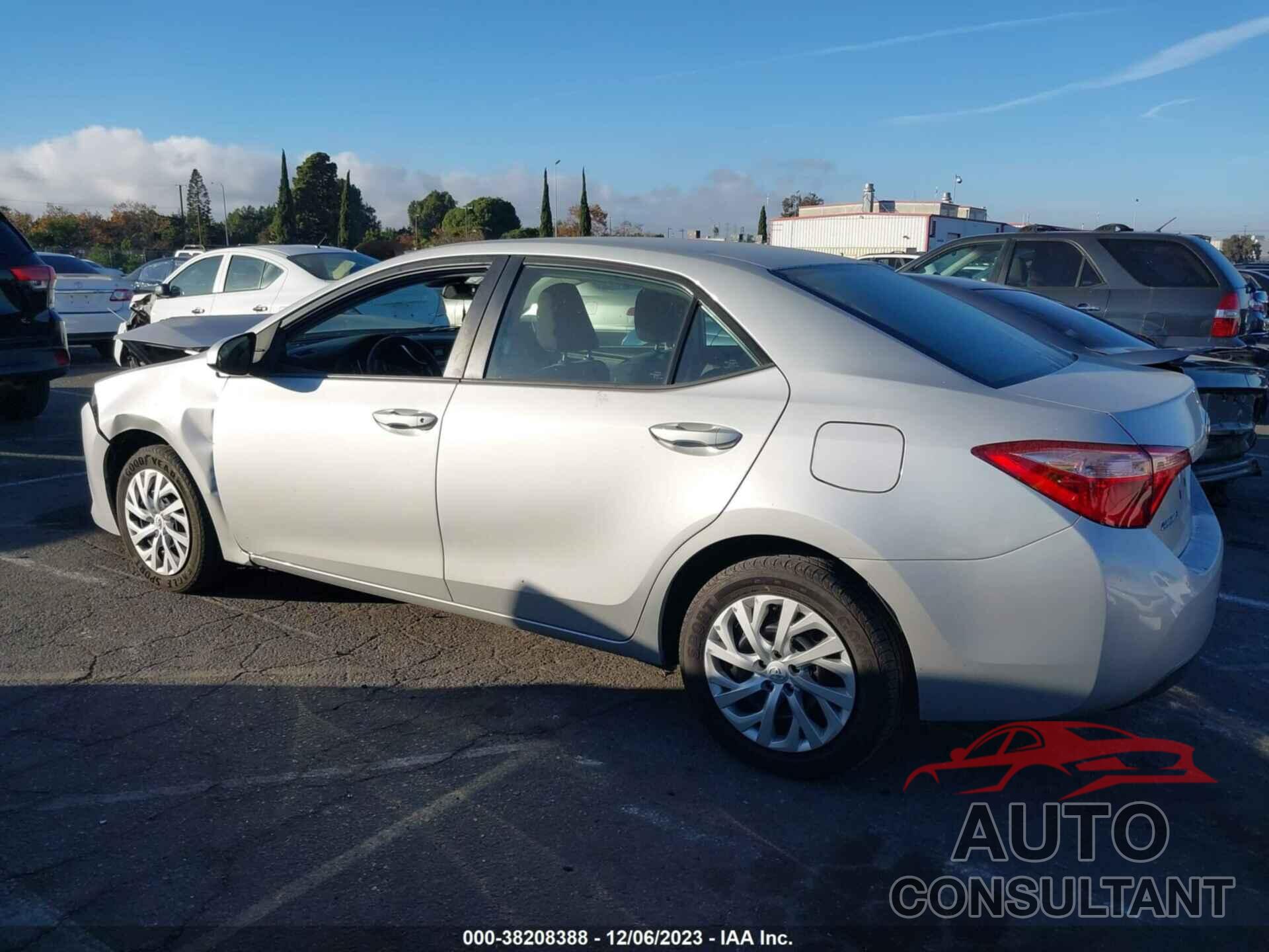 TOYOTA COROLLA 2018 - 5YFBURHE2JP848910