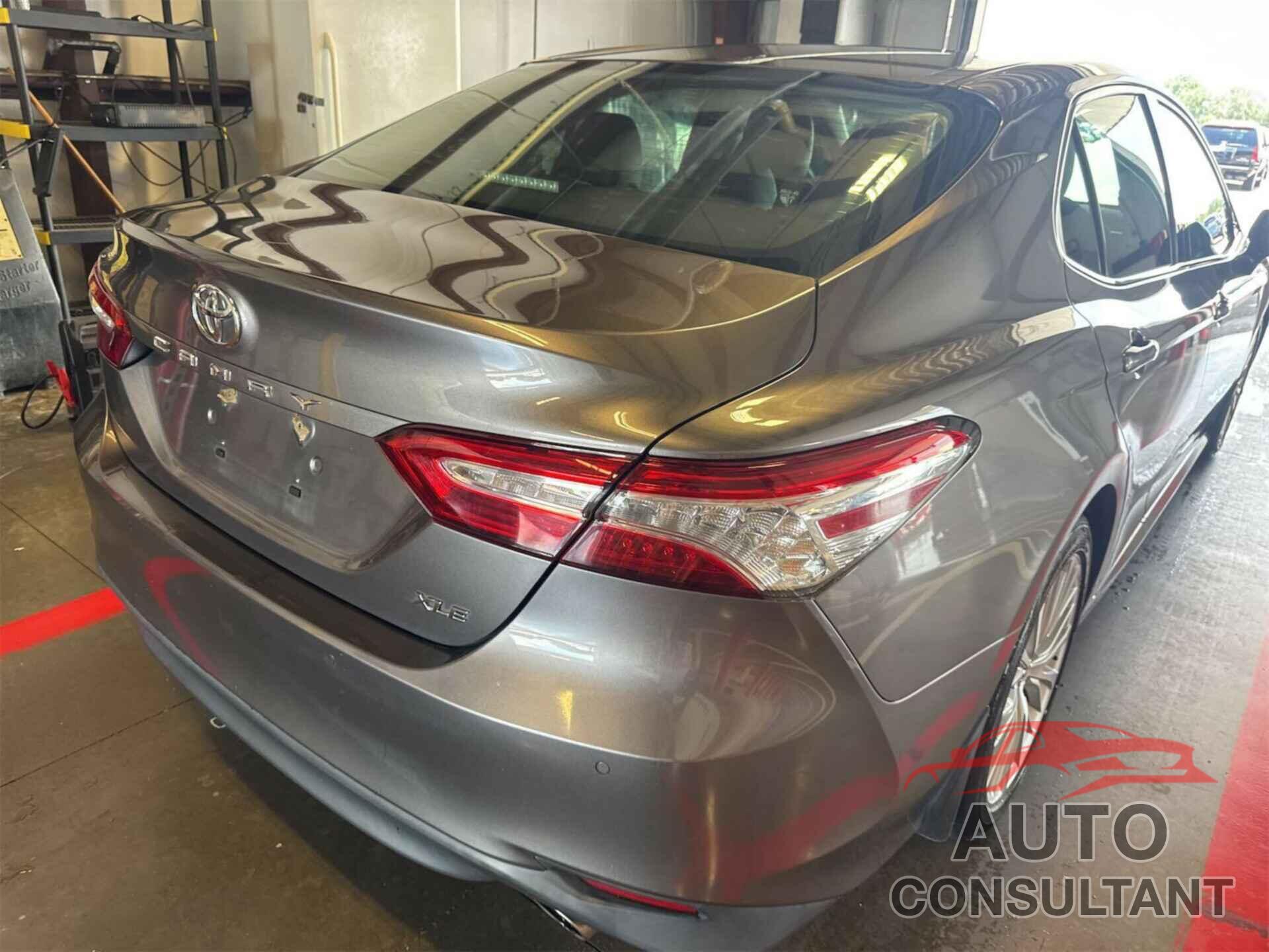 TOYOTA CAMRY 2018 - 4T1B11HK7JU520106