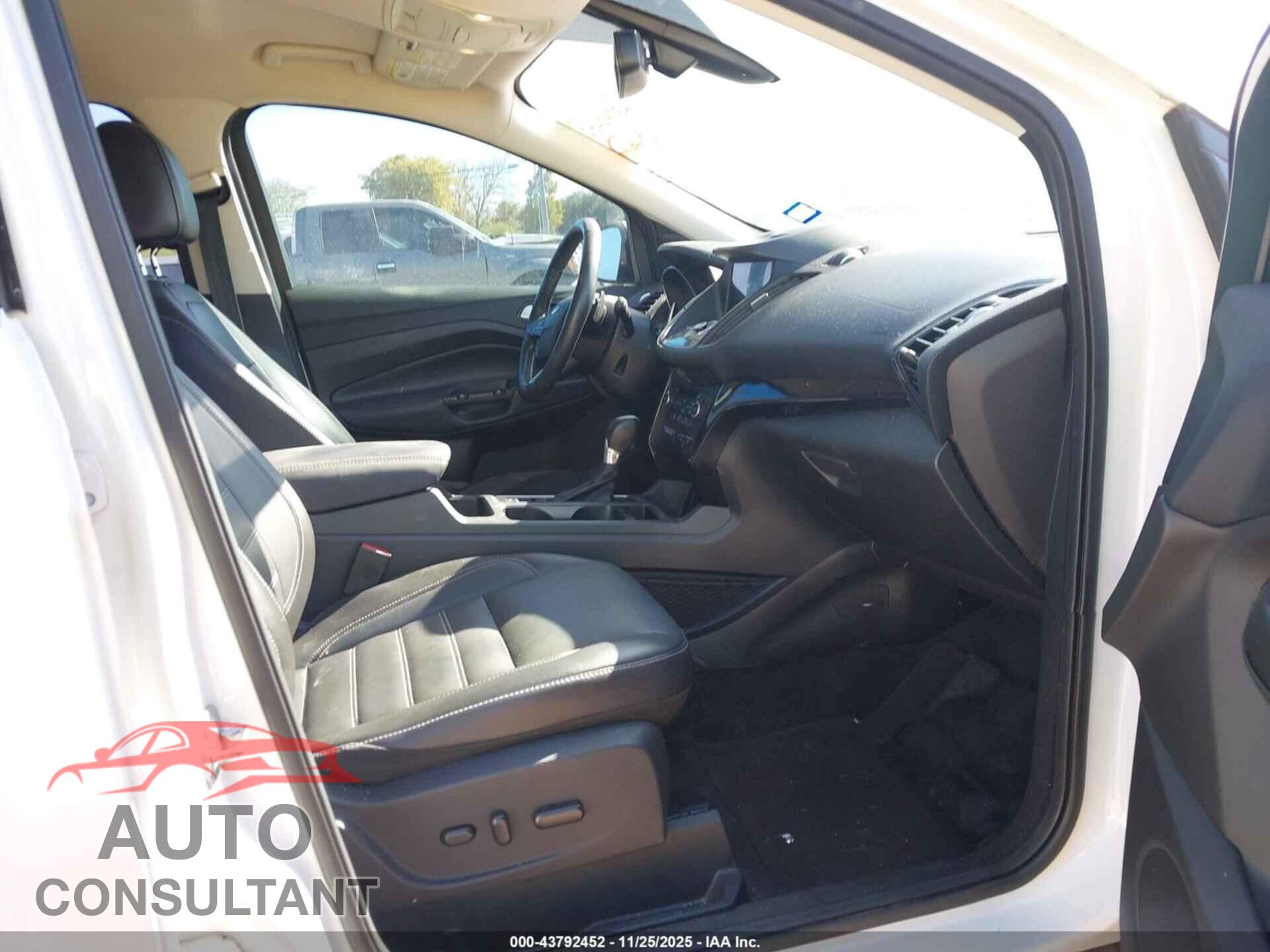 FORD ESCAPE 2017 - 1FMCU0JD4HUB60000