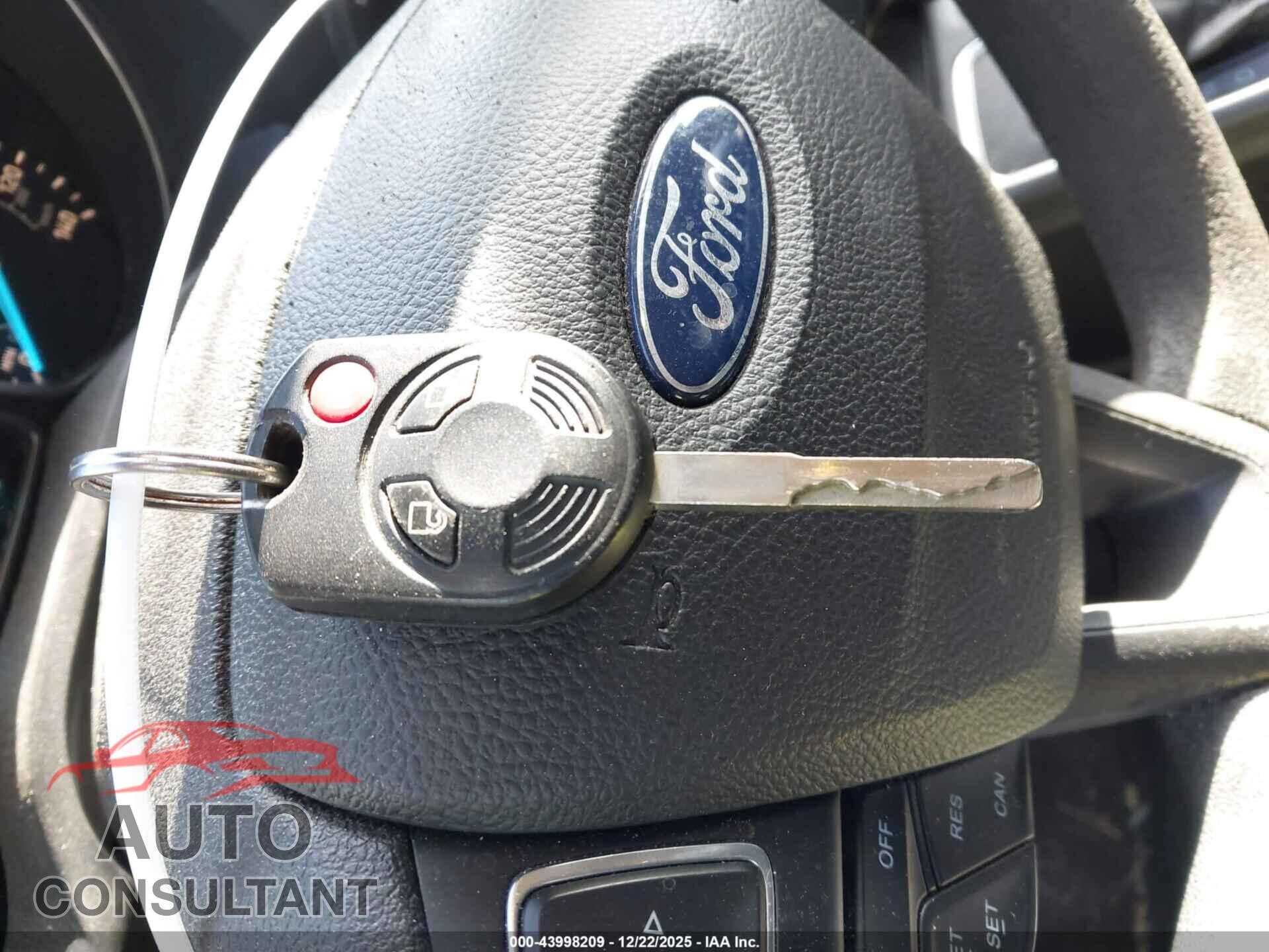 FORD ESCAPE 2017 - 1FMCU9G95HUC88947