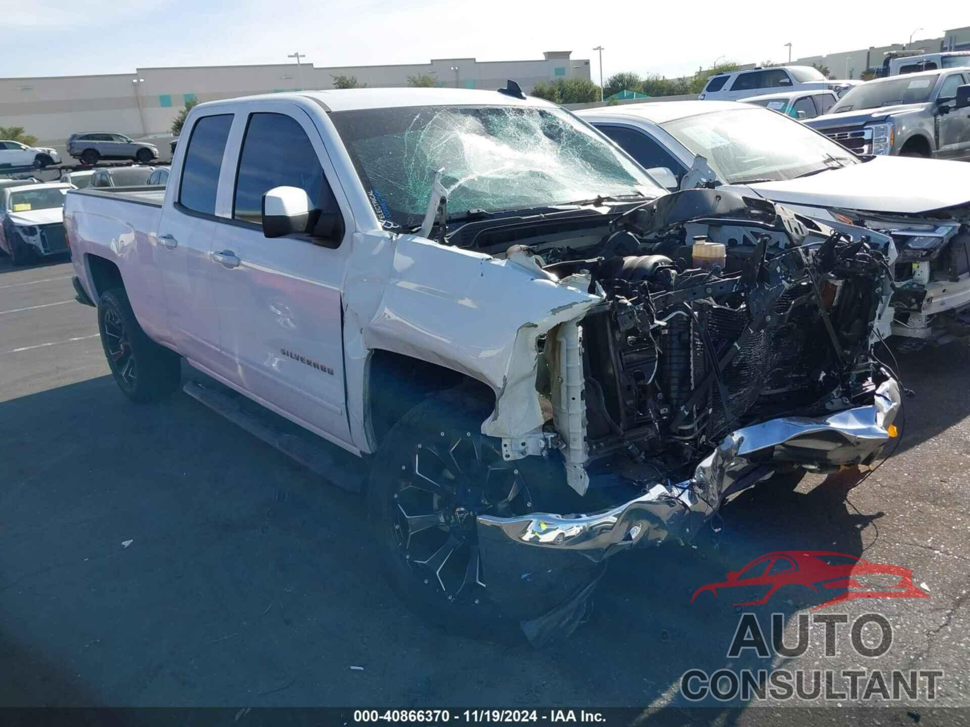 CHEVROLET SILVERADO 1500 2018 - 2GCRCREC6J1105086