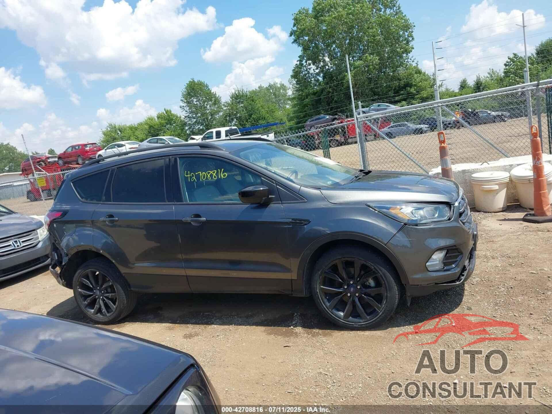 FORD ESCAPE 2017 - 1FMCU0GD8HUC09318