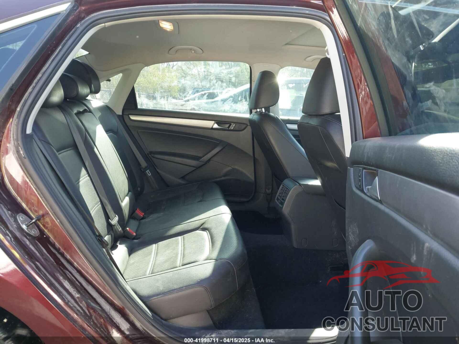 VOLKSWAGEN PASSAT 2014 - 1VWBH7A38EC015013