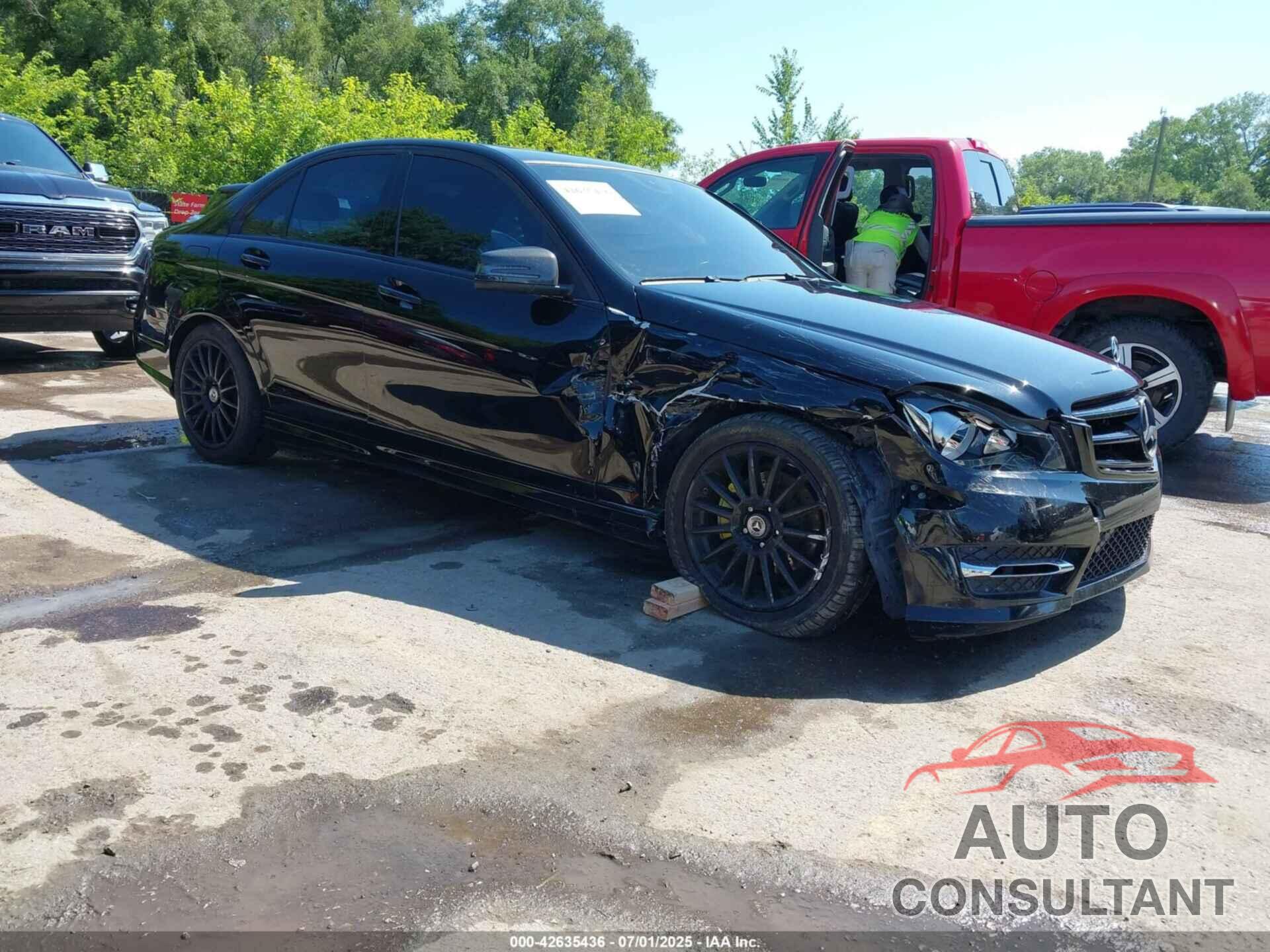 MERCEDES-BENZ C 300 2012 - WDDGF8BBXCF913589