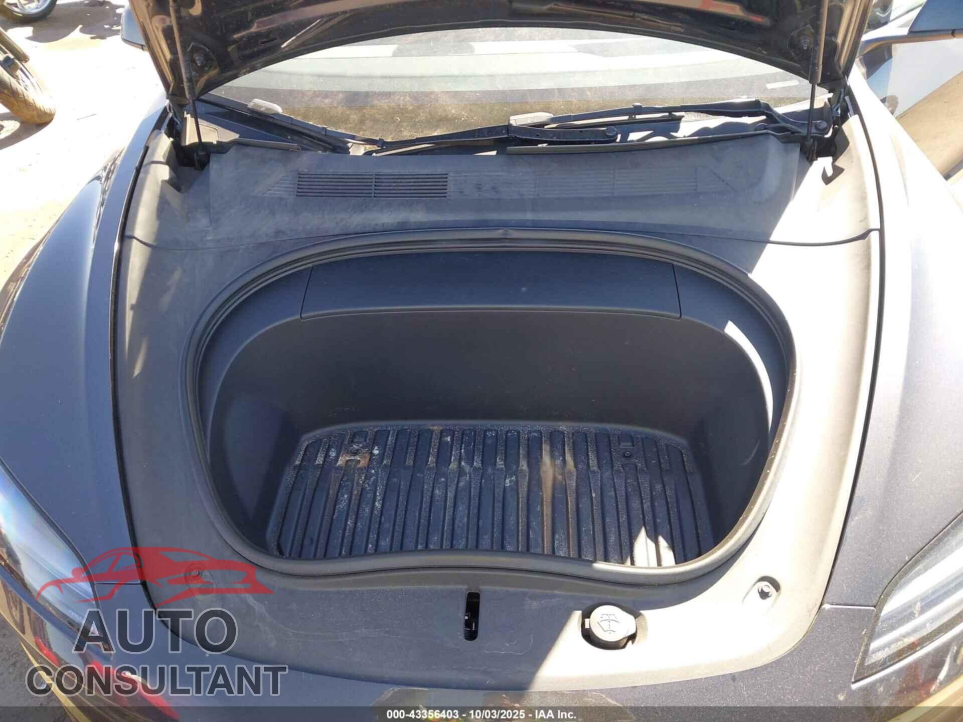 TESLA MODEL 3 2024 - 5YJ3E1EA4RF743880