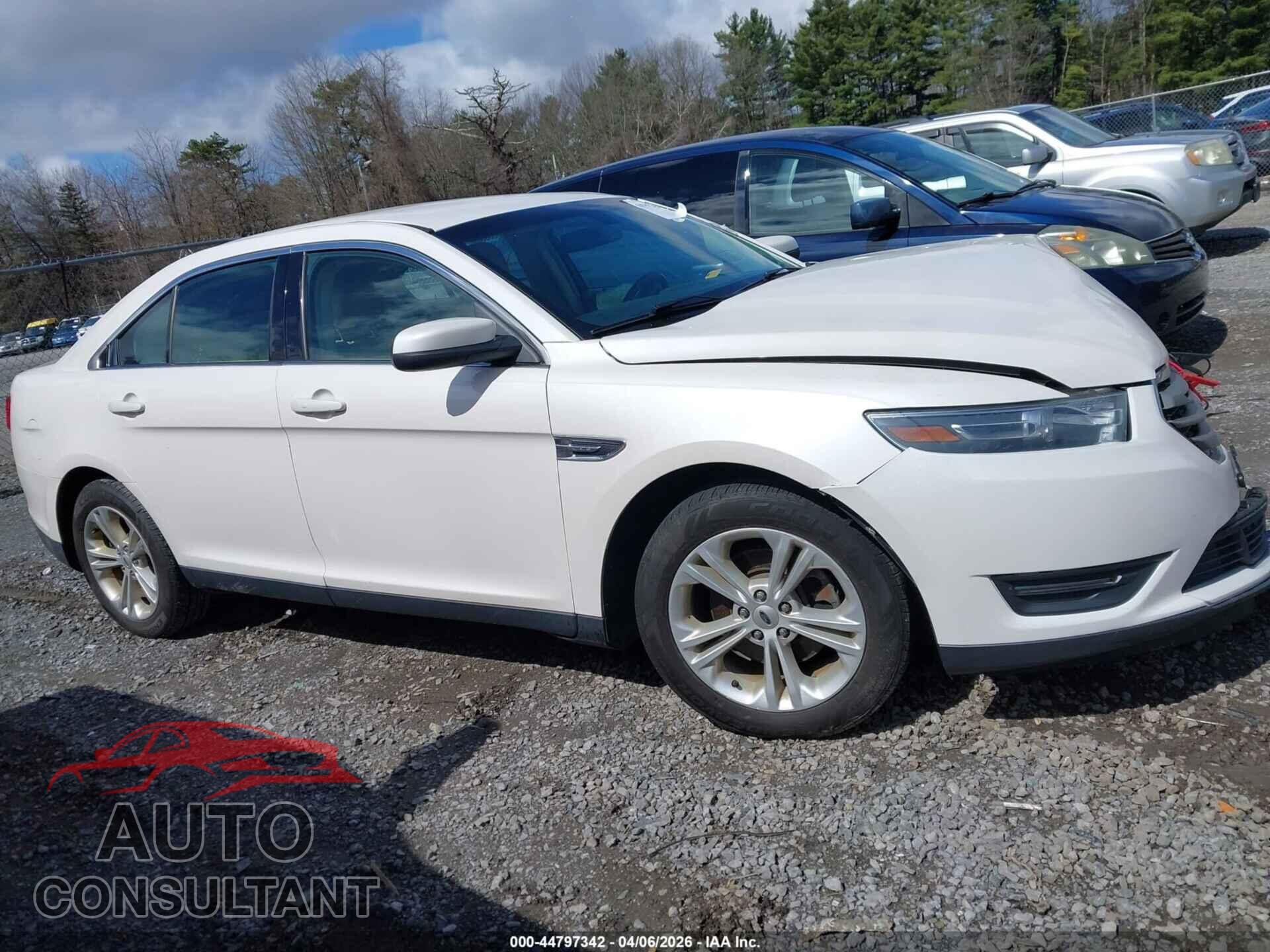 FORD TAURUS 2018 - 1FAHP2E83JG127946
