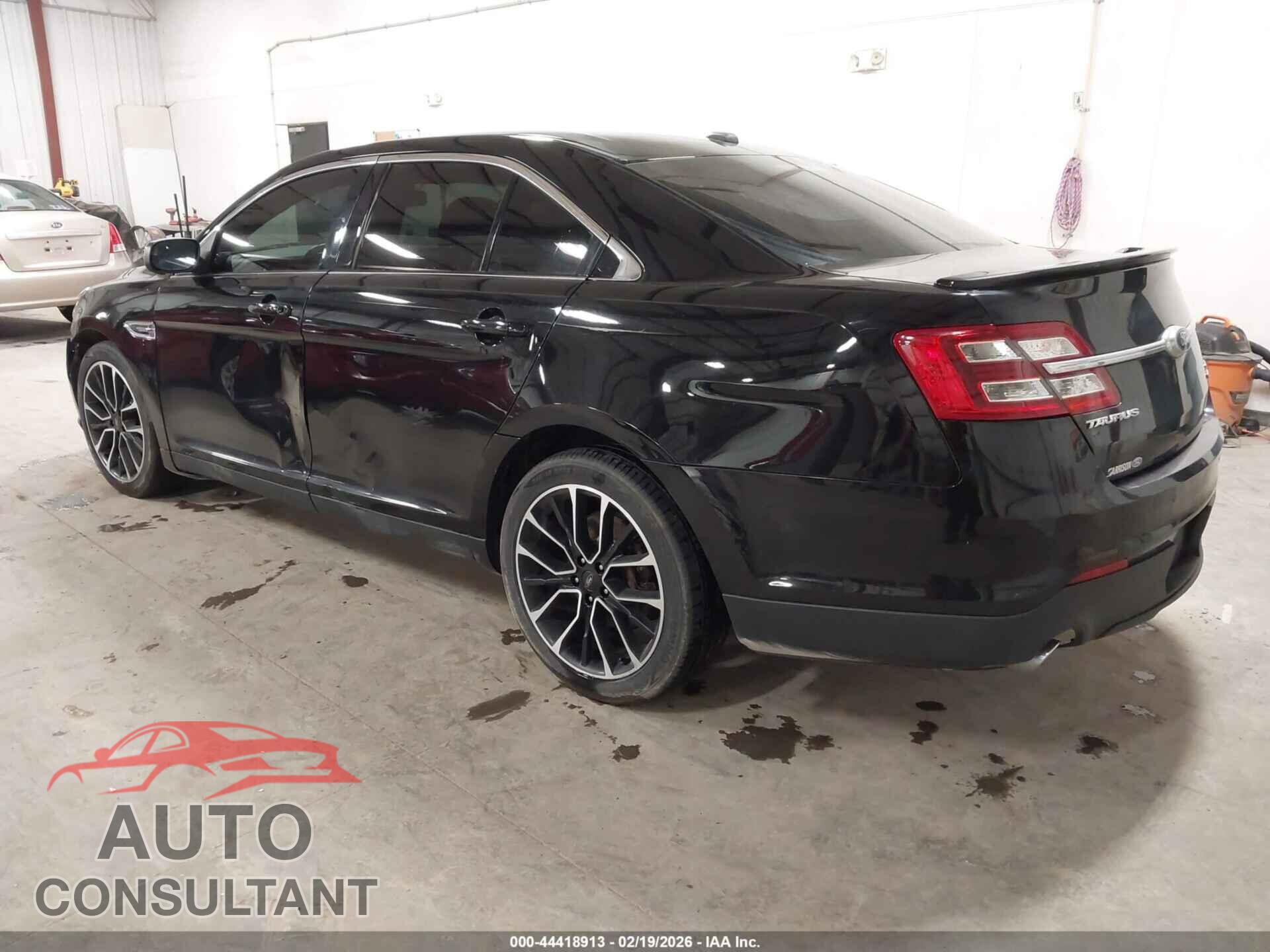 FORD TAURUS 2018 - 1FAHP2E83JG135528