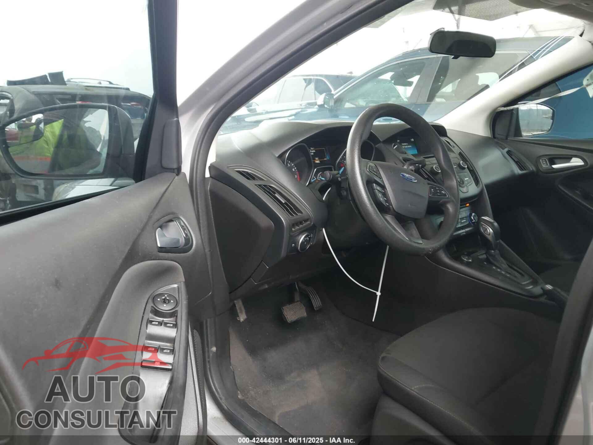 FORD FOCUS 2015 - 1FADP3F28FL327458