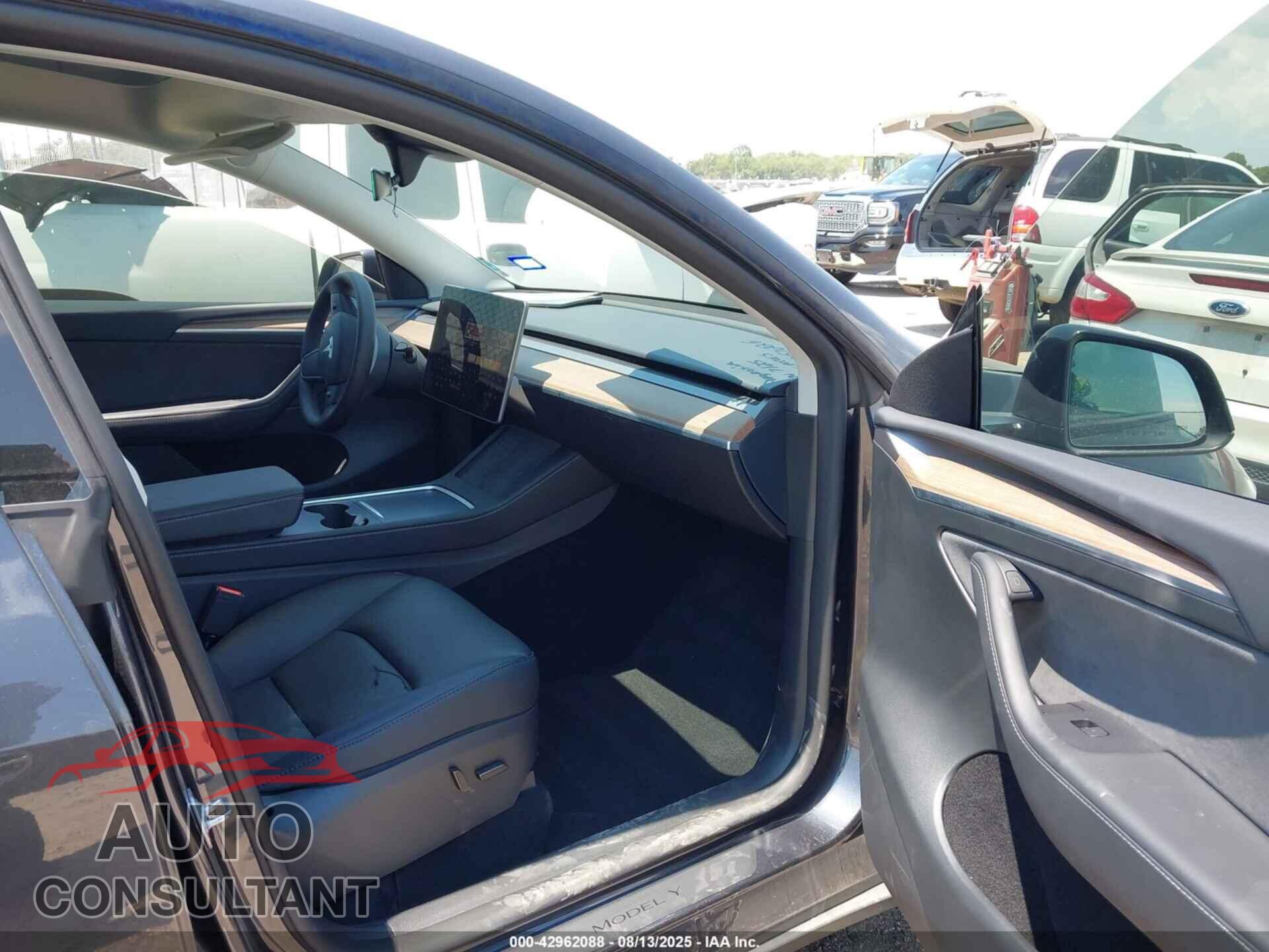TESLA MODEL Y 2024 - 7SAYGDED8RF057226
