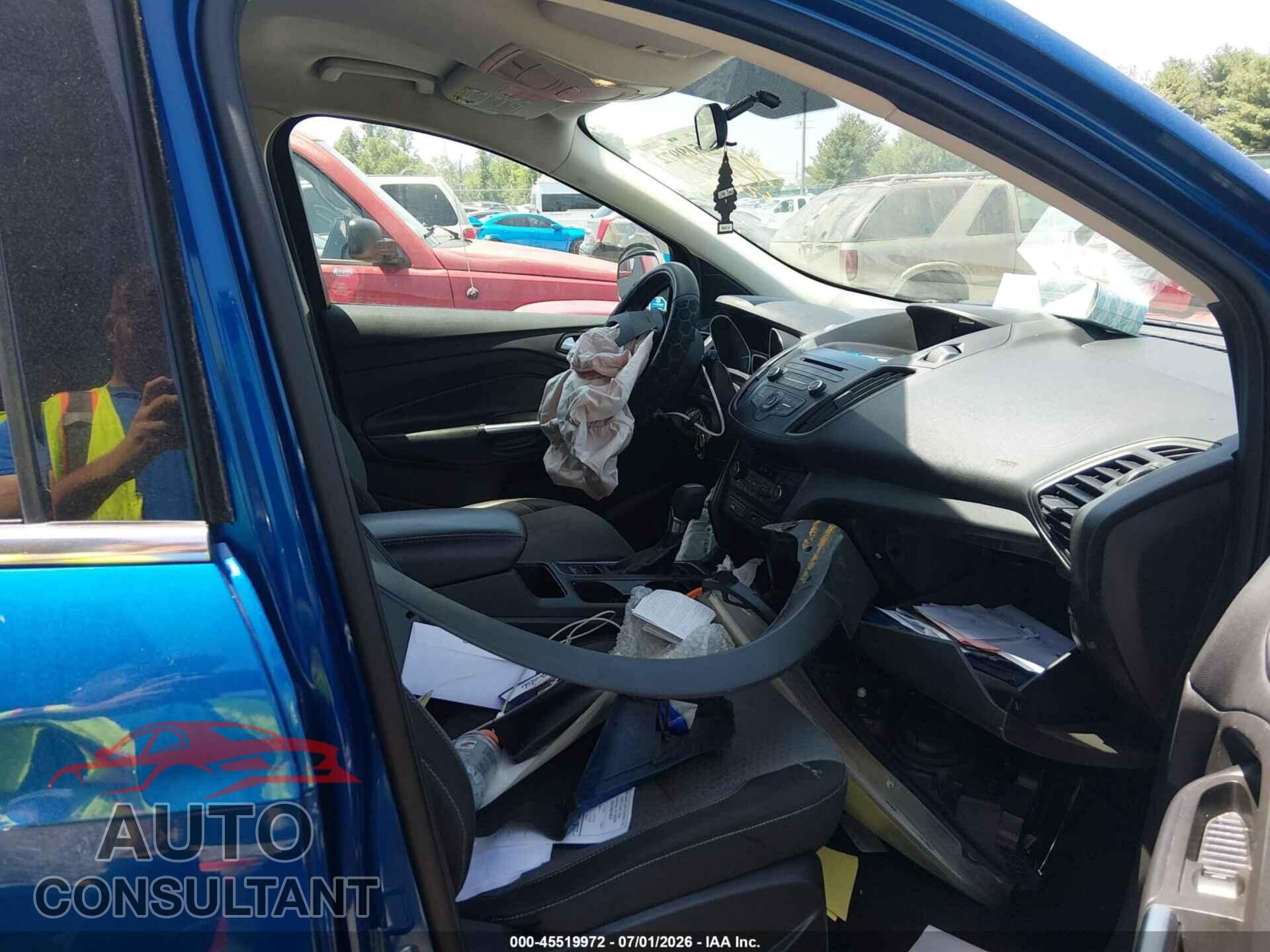 FORD ESCAPE 2017 - 1FMCU0GD4HUC94075