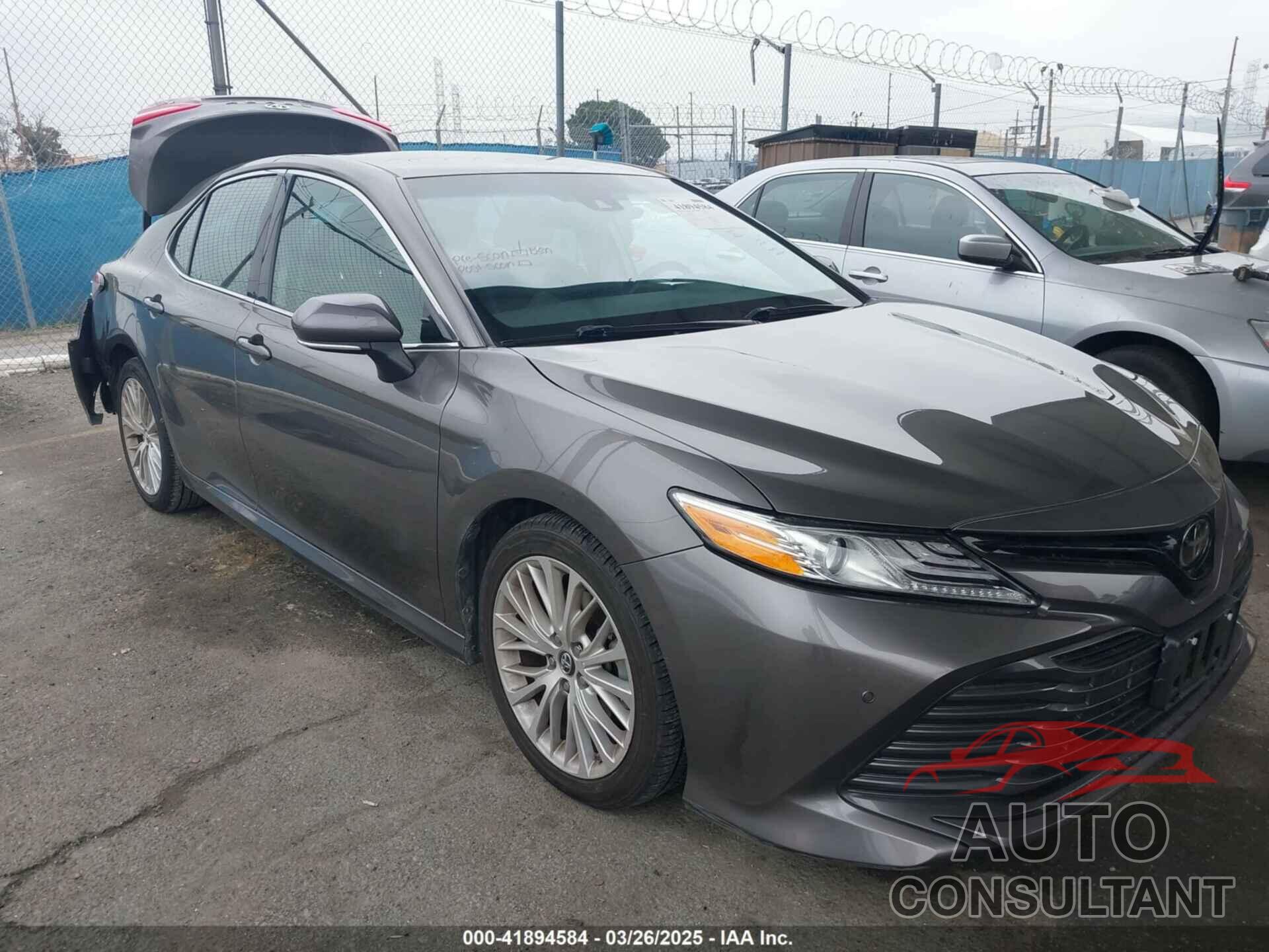 TOYOTA CAMRY 2018 - 4T1B11HK3JU520734