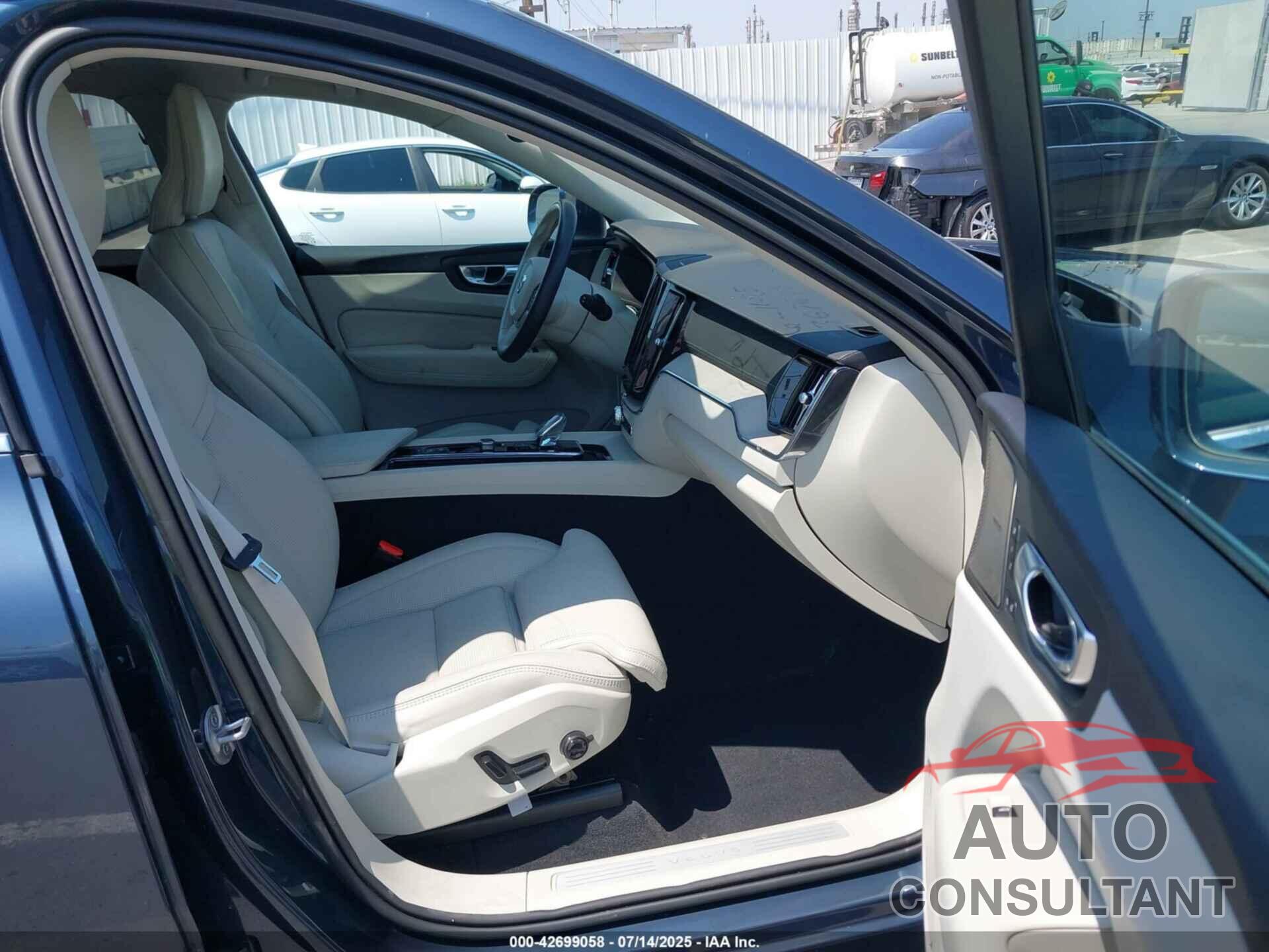 VOLVO XC60 2023 - YV4L12DA8P1226720