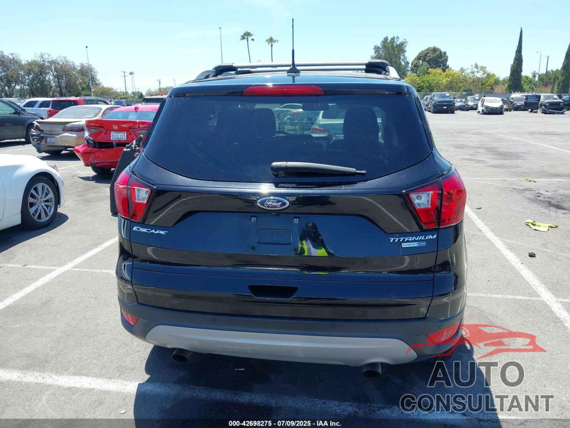 FORD ESCAPE 2019 - 1FMCU9J98KUA21480