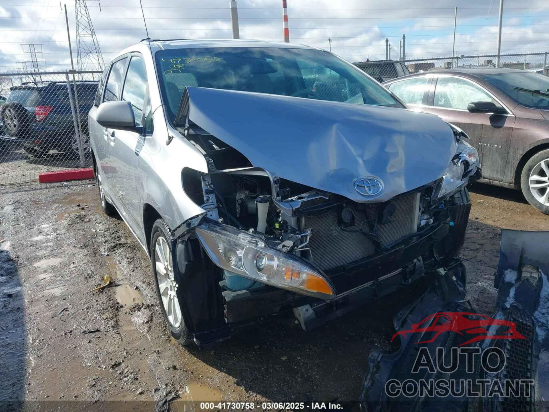 TOYOTA SIENNA 2011 - 5TDJK3DC6BS027269