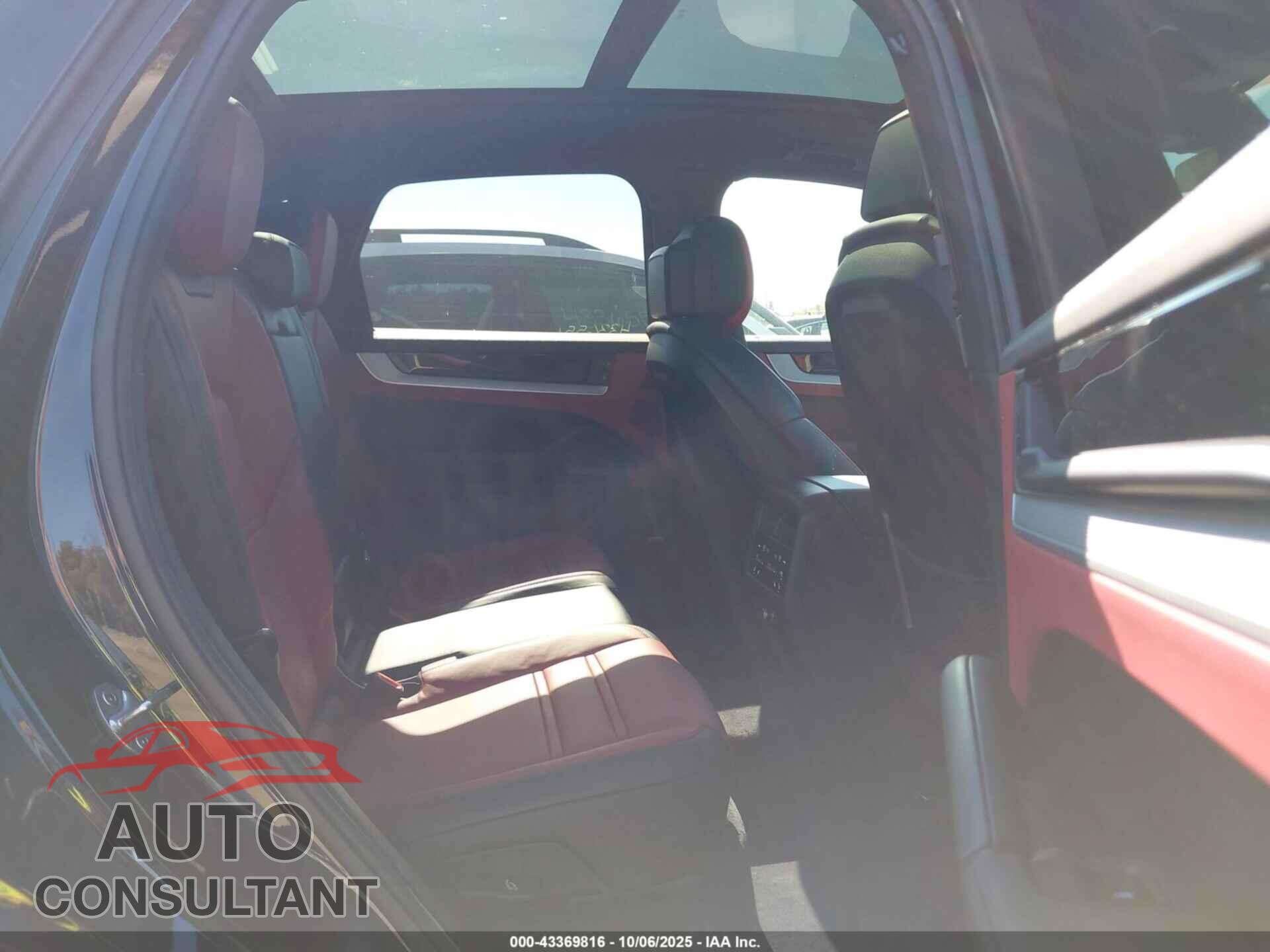 PORSCHE CAYENNE 2024 - WP1AA2AY6RDA02454