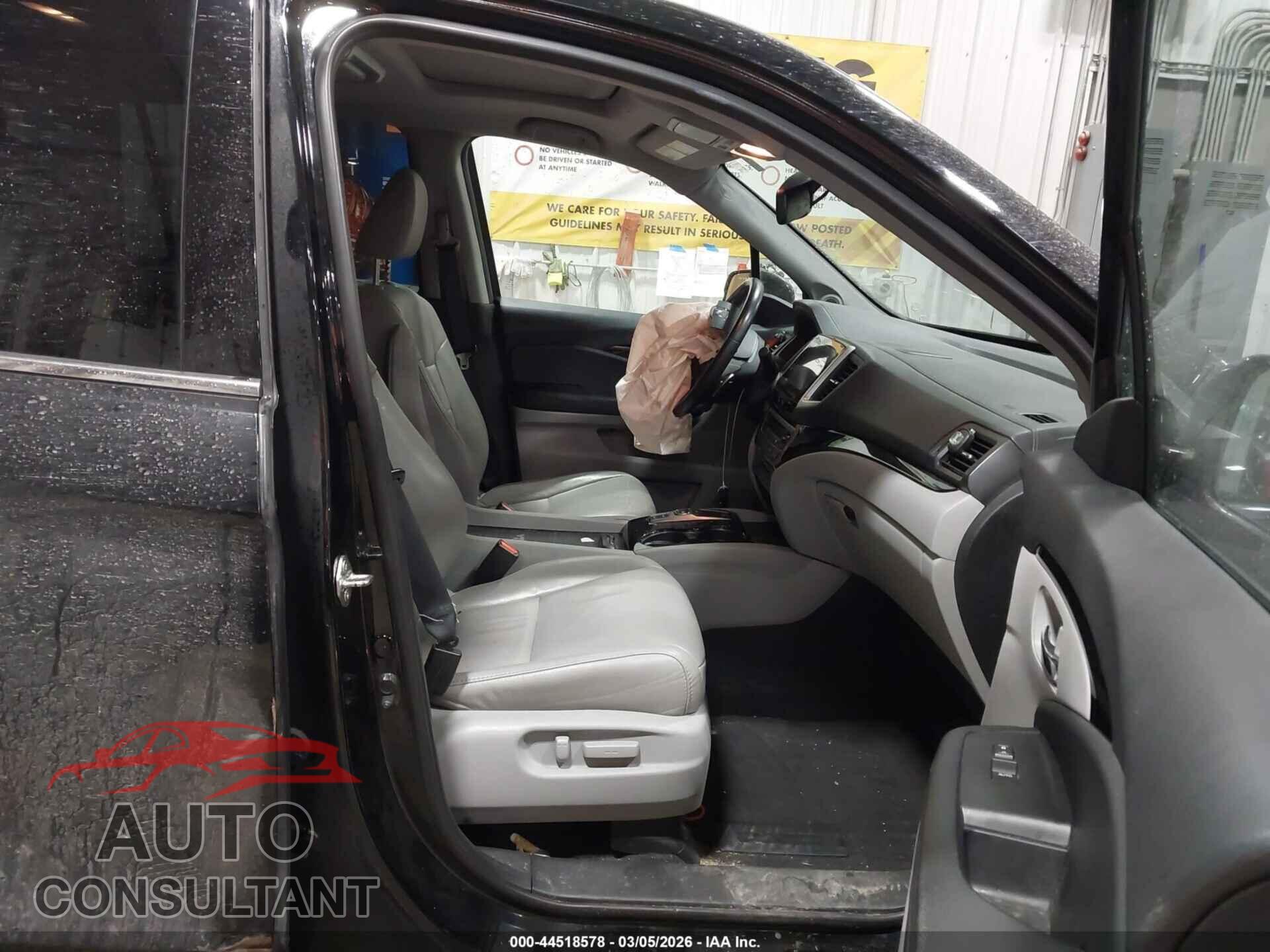 HONDA PILOT 2017 - 5FNYF6H93HB096467