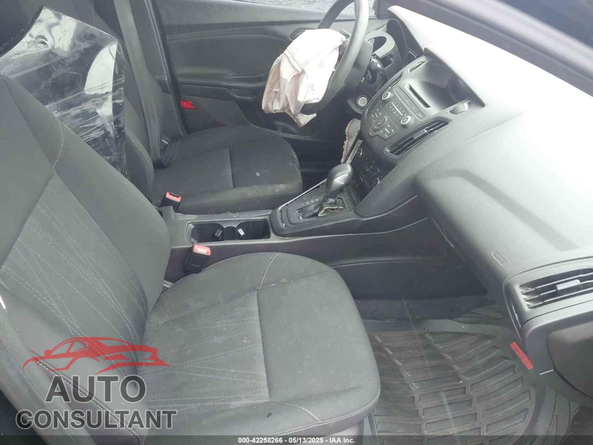 FORD FOCUS 2017 - 1FADP3E27HL201371
