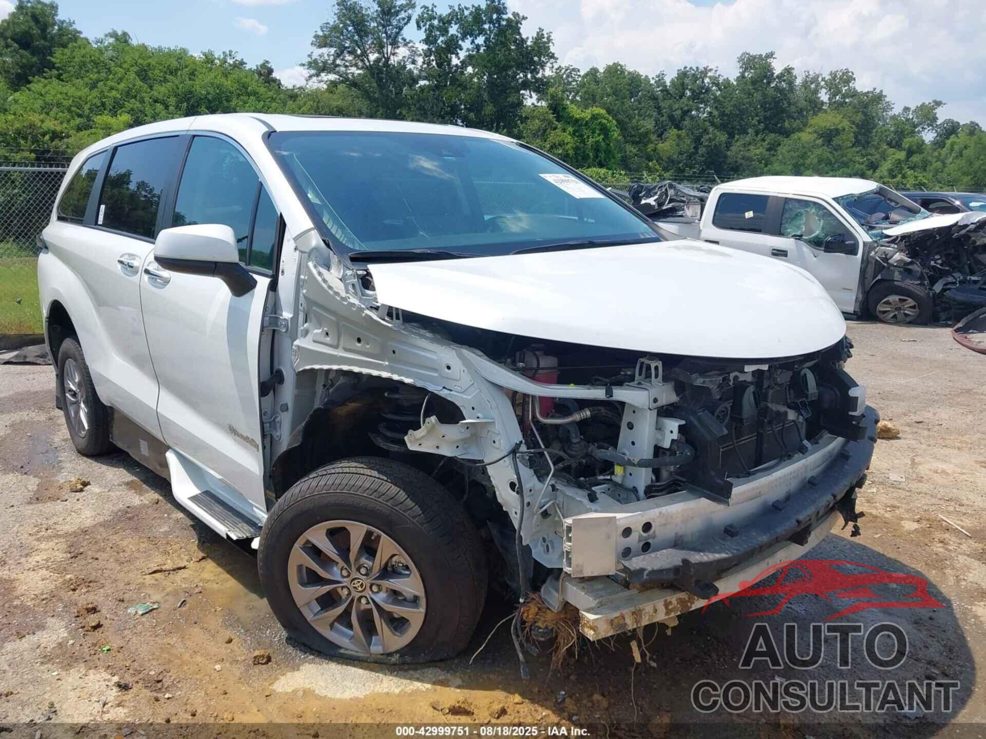 TOYOTA SIENNA 2023 - 5TDYRKEC1PS151444